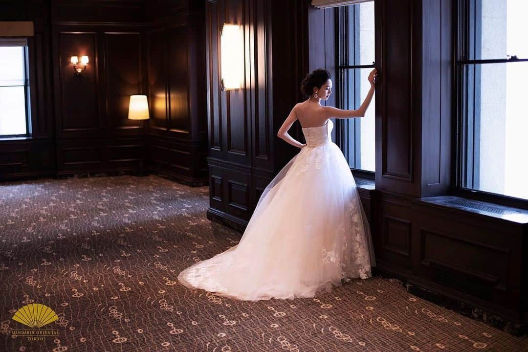 Mandarin Oriental, Tokyoさんのインスタグラム写真 - (Mandarin Oriental, TokyoInstagram)「【Weddings by Mandarin Oriental, Tokyo】 ロマンティックなドレスも、優美な和装も、どちらも美しく映えるのは長い時を刻んできた国の重要文化財・三井本館のエレガントで格調高い空間だからこそ。クラシカルな廊下や、重厚感あふれる金庫の前など、フォトジェニックな魅力に溢れています。  次回の試食付見学会は6月15日（土）、16日（日）に開催いたします。 そして、7月15日（月・祝）にはプレミアムウエディングフェアを開催！ 料理の試食はもちろん、フラワーコーディネートされた会場の見学、360度のビデオウォールシステムを使用した映像上映、個別相談会など、ウエディング by マンダリン オリエンタル 東京を余すところなく体験いただけるフェアとなっております。この機会にぜひご体験ください。  ウエディングフェアの詳細、ご予約はこちら:  @motyo_wedding  #MandarinOrientalTokyo #MOtokyo #MOTYOwedding #WeddingsByMO #マンダリンオリエンタル東京 #ウエディングbyマンダリンオリエンタル #ウェディング #ウェディングドレス #ウェディングフォト #ホテルウェディング #ブライダルフェア #プレ花嫁 #Bridal #Bridalfair #花嫁 #wedding #weddingfair #ウェディングフェア #weddingdress #Weddingphotography #三井本館 #日本橋 #Nihonbashi #重要文化財 #披露宴 #weddingparty #結婚式準備 #結婚式」6月8日 14時29分 - mo_tokyo