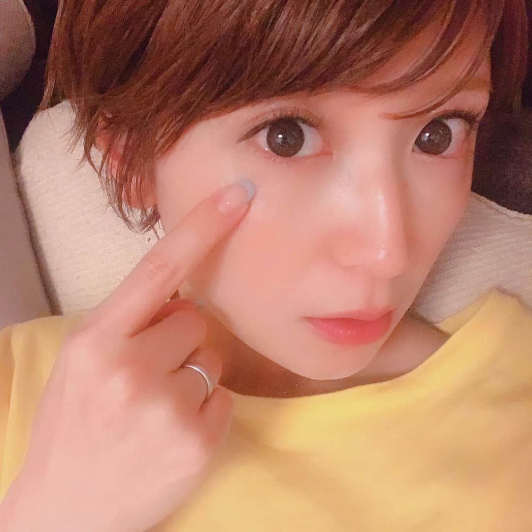 矢口真里さんのインスタグラム写真 - (矢口真里Instagram)「まつげエクステはいつも @accorder.ebisu さんで♡ ・ ・ 最近細めのデザインがかなりお気に入りです😍✨ちなみに下まつげもお任せでつけてもらってます😊✨ ・ ボリュームラッシュ 3D〜4D(フレアの本数) 目頭9㎜中央11㎜Cカール使用 目尻10㎜JC/Jカール使用 少しだけ目尻が長く見えるデザインという感じです😁✨ 全体の本数はお任せで😊✨ ・ ボリュームラッシュは極細の毛を数本フレア状で地まつげ1本に対して1束つけてもらっていて、普通のまつエクに比べてまつ毛の隙間が埋まり持ちも数段良くなり特につけ心地が軽いのが特徴なんですってー😂✨ ・ いつも細かく載せてないから色々聞いてみました🤔✨」6月8日 14時30分 - mariyaguchi_official