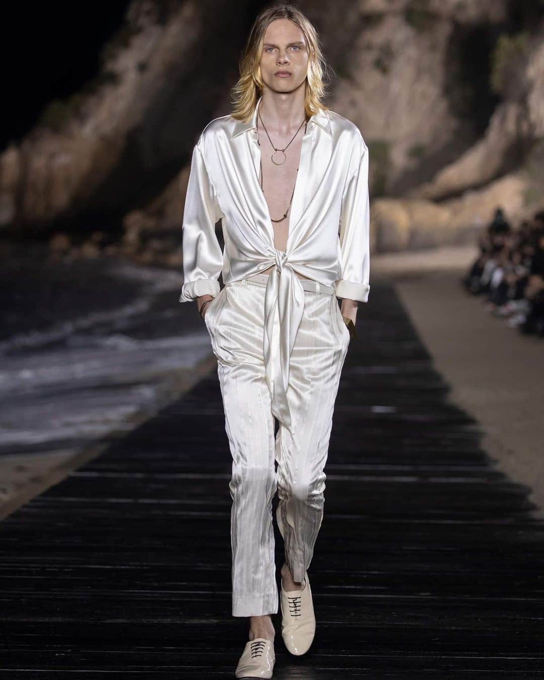 HYPEBEASTさんのインスタグラム写真 - (HYPEBEASTInstagram)「@hypebeaststyle: For Spring/Summer 2020, @ysl delivered a billowing, genderless collection, while reinventing the “heroin chic” look popularized by Hedi Slimane. The show also demonstrated the new values informing Anthony Vaccarello’s design ethos, which draws influence from “the irreverent allure of Mick Jagger and the Parisian nonchalance of Serge Gainsbourg.” Photo: Saint Laurent」6月8日 13時02分 - hypebeast