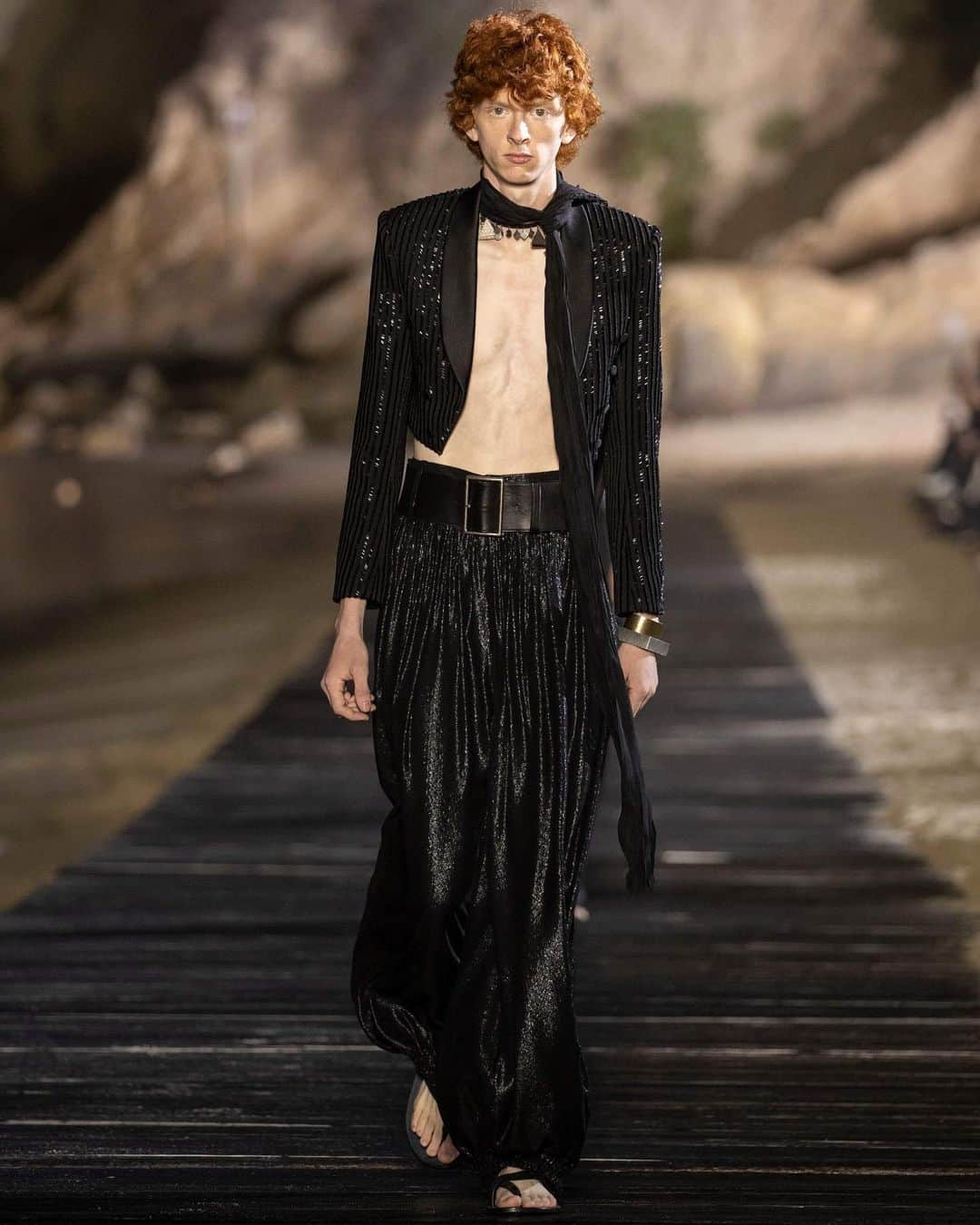 HYPEBEASTさんのインスタグラム写真 - (HYPEBEASTInstagram)「@hypebeaststyle: For Spring/Summer 2020, @ysl delivered a billowing, genderless collection, while reinventing the “heroin chic” look popularized by Hedi Slimane. The show also demonstrated the new values informing Anthony Vaccarello’s design ethos, which draws influence from “the irreverent allure of Mick Jagger and the Parisian nonchalance of Serge Gainsbourg.” Photo: Saint Laurent」6月8日 13時02分 - hypebeast