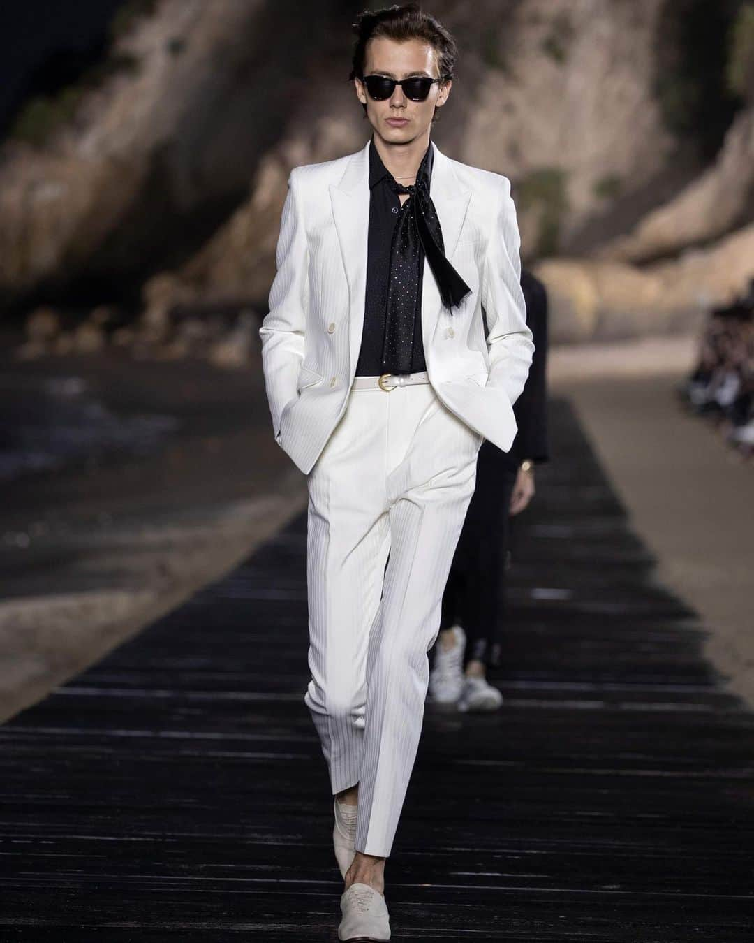 HYPEBEASTさんのインスタグラム写真 - (HYPEBEASTInstagram)「@hypebeaststyle: For Spring/Summer 2020, @ysl delivered a billowing, genderless collection, while reinventing the “heroin chic” look popularized by Hedi Slimane. The show also demonstrated the new values informing Anthony Vaccarello’s design ethos, which draws influence from “the irreverent allure of Mick Jagger and the Parisian nonchalance of Serge Gainsbourg.” Photo: Saint Laurent」6月8日 13時02分 - hypebeast