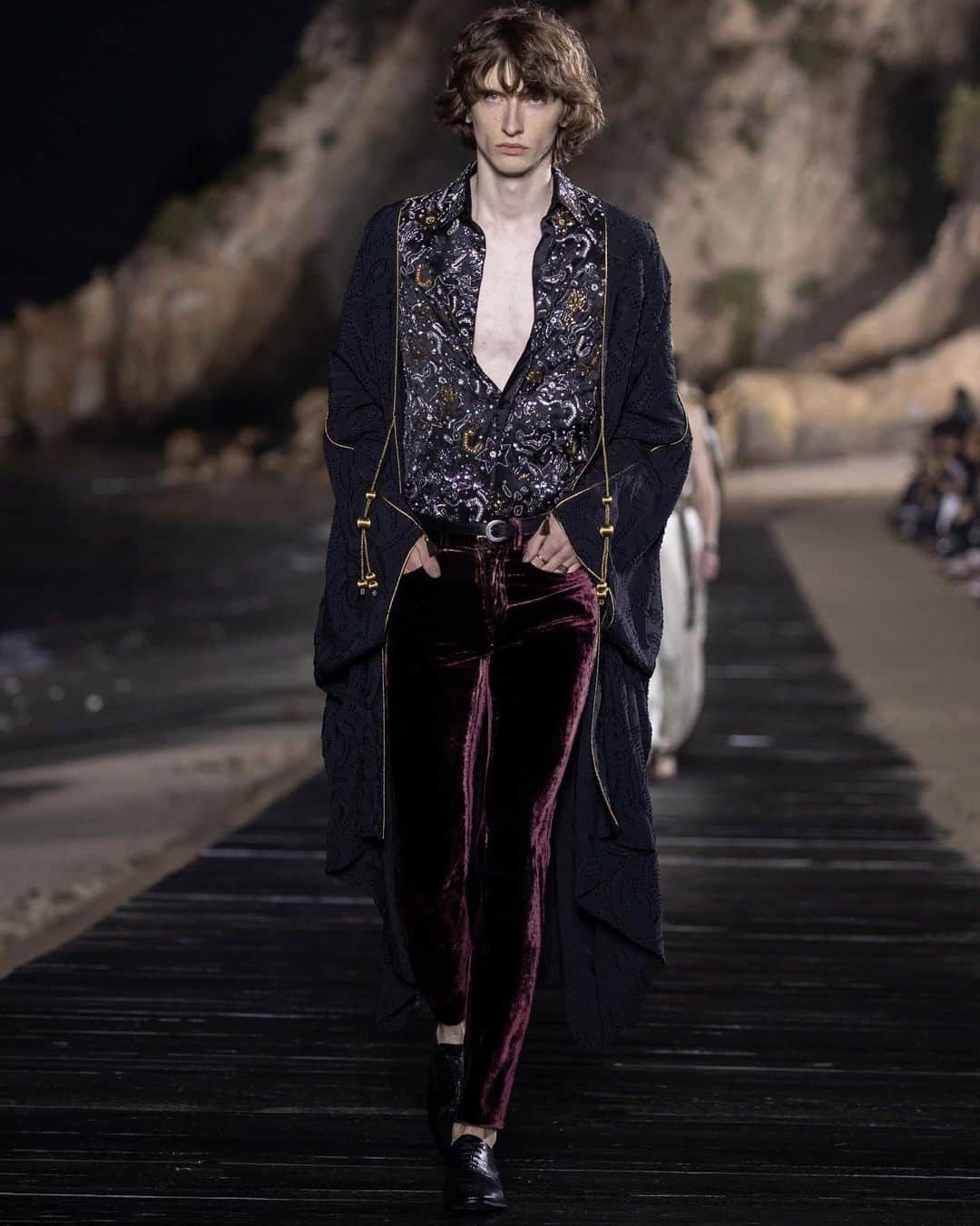 HYPEBEASTさんのインスタグラム写真 - (HYPEBEASTInstagram)「@hypebeaststyle: For Spring/Summer 2020, @ysl delivered a billowing, genderless collection, while reinventing the “heroin chic” look popularized by Hedi Slimane. The show also demonstrated the new values informing Anthony Vaccarello’s design ethos, which draws influence from “the irreverent allure of Mick Jagger and the Parisian nonchalance of Serge Gainsbourg.” Photo: Saint Laurent」6月8日 13時02分 - hypebeast