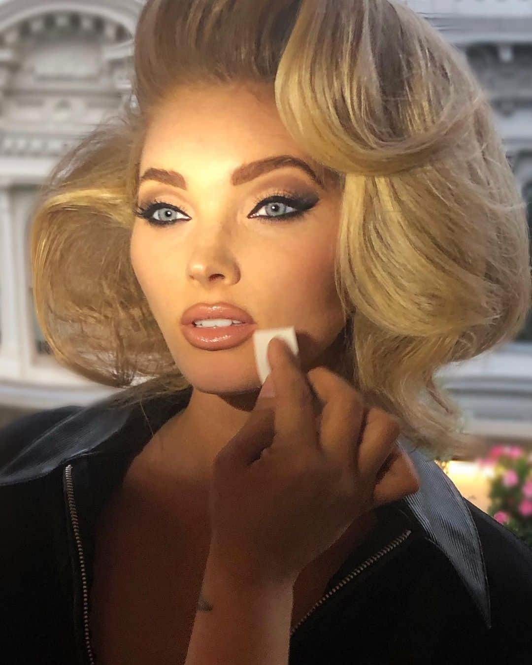 Carolina Gonzalezさんのインスタグラム写真 - (Carolina GonzalezInstagram)「💄ELSA👄 @hoskelsa #Serving Us Full On #90s #FACE #hair @daniellepriano #makeupCarolinaGonzalez #ElsaHosk #CGonzalezBeauty #bts #behindthescenes」6月8日 13時04分 - cgonzalezbeauty