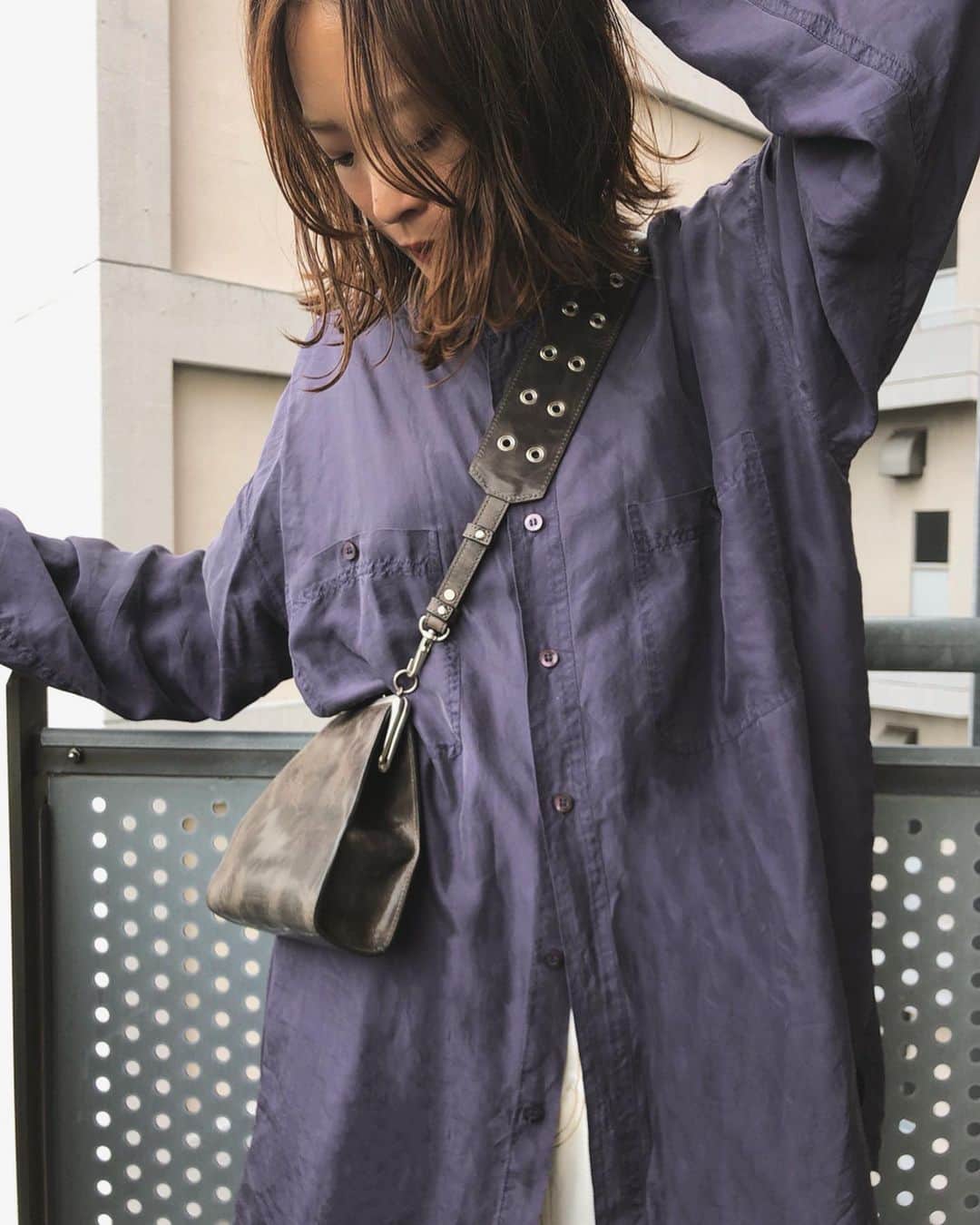 野尻美穂のインスタグラム：「BIGOTREのがま口新調！ 前はブラックだったからスモーキーブラックにした😚💜 このバッグの時は中身これだけ！(3枚目 携帯はポッケ👍 #BIGOTRE #シャツは古着でパンツはSEARGEだよ😊 #体調も復活！！」