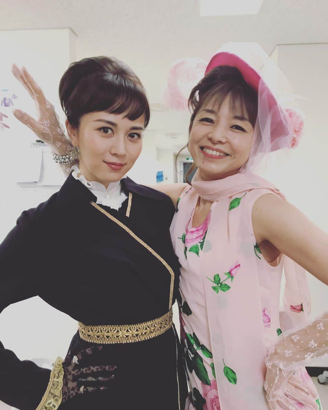 比嘉愛未さんのインスタグラム写真 - (比嘉愛未Instagram)「山口智子さん❤️ #なつぞら #大好きな先輩 #とにかく派手な私たち」6月8日 13時22分 - higa_manami