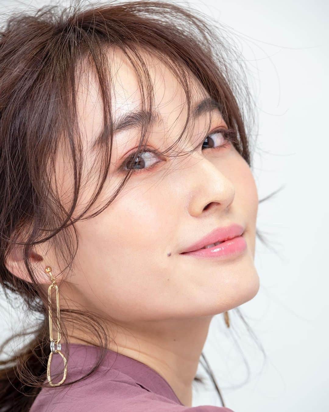 小祝麻里亜のインスタグラム：「お先に梅雨入りしてしまったね💜☔️ ． ＿＿＿＿＿＿＿＿＿＿ #makeup #cosme #testshoot #メイク #コスメ #화장품 #뷰티스타그램」