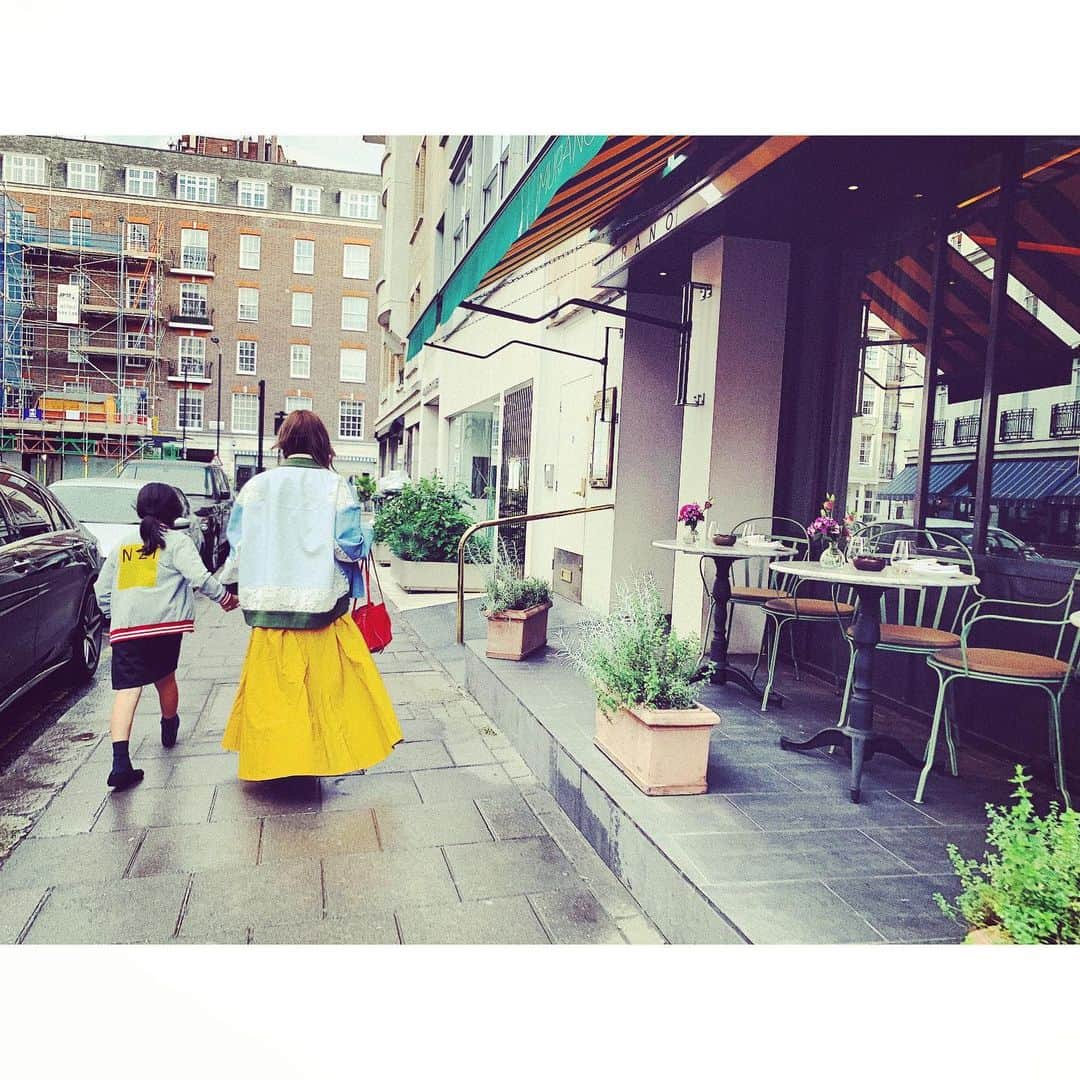 紗栄子さんのインスタグラム写真 - (紗栄子Instagram)「今回は日本から姪っ子もついてきました👭💘 初めての海外旅行✈️🇬🇧✨ 楽しい旅にしようね〜😊✨✨✨ 🌹 jacket @numeroventuno  bag @lesnob_com  skirt @plan_c_official  #london」6月8日 13時26分 - saekoofficial