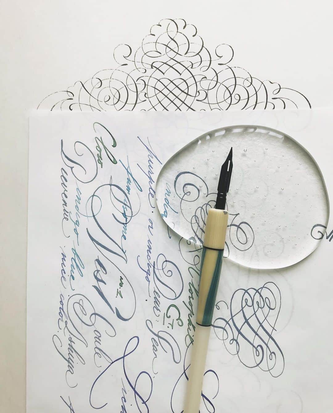 Veronica Halimさんのインスタグラム写真 - (Veronica HalimInstagram)「Just scribbling on a piece of practice paper trying out my new pen holder with vintage Blanzy 235 nib — #weekend #handwriting #pen #papers #ink #truffypi #vhcalligraphy #penmanship #handwritten #scribbleart #saturday」6月8日 13時42分 - truffypi