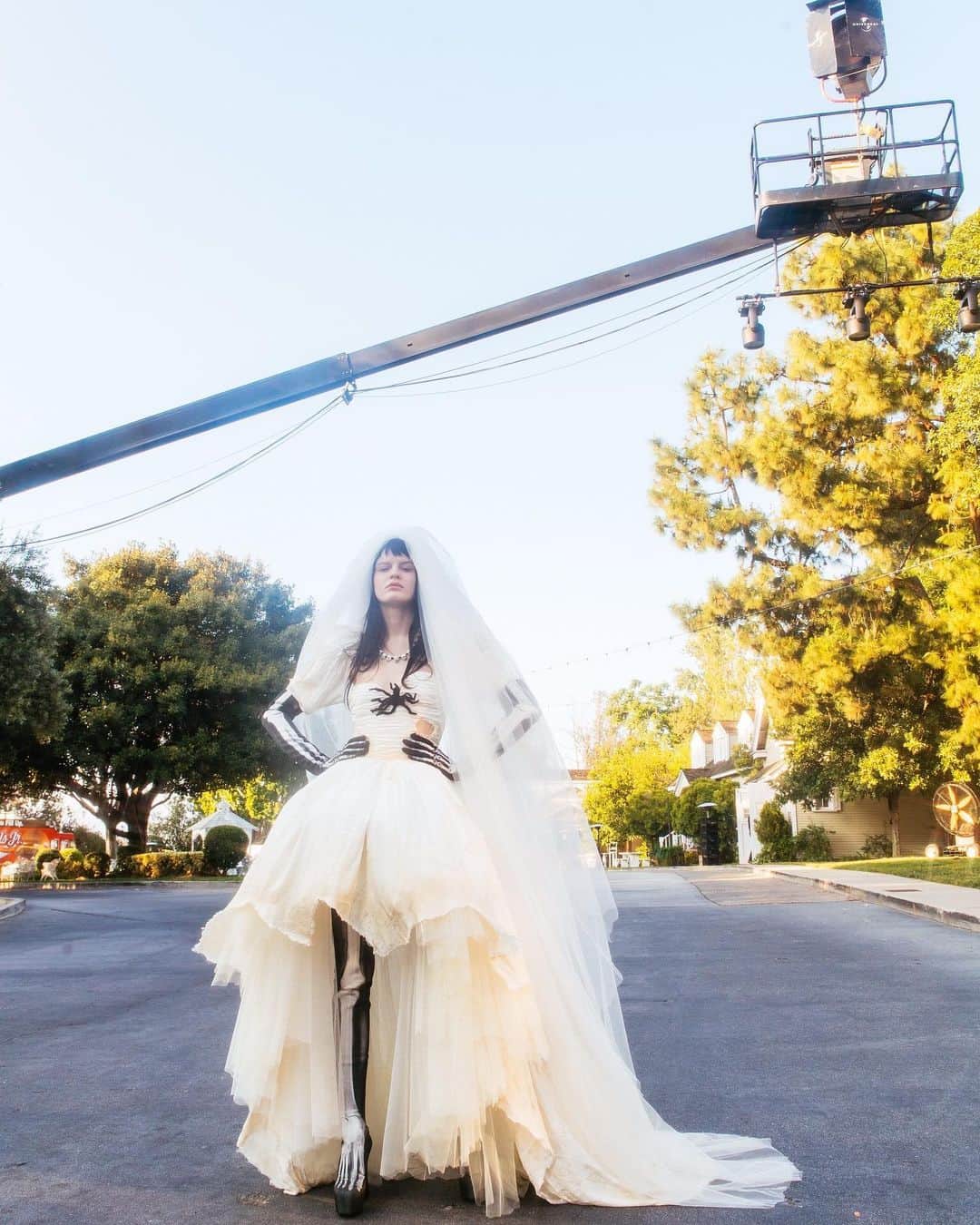 Vogue Runwayさんのインスタグラム写真 - (Vogue RunwayInstagram)「A ghost bride tonight on Wisteria Lane at @moschino’s Resort 2020 show at Universal Studios. Photographed by @hunterabrams」6月8日 13時35分 - voguerunway
