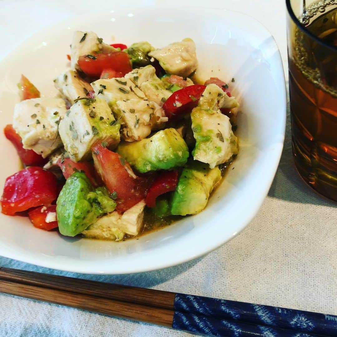 佐竹海莉さんのインスタグラム写真 - (佐竹海莉Instagram)「お昼は冷蔵庫にあったアボカド、パプリカ、トマト、鶏肉で中華風の和え物。  暑い時期は胡麻油が食べたくなるな〜🍅🥑」6月8日 13時40分 - babycat6955