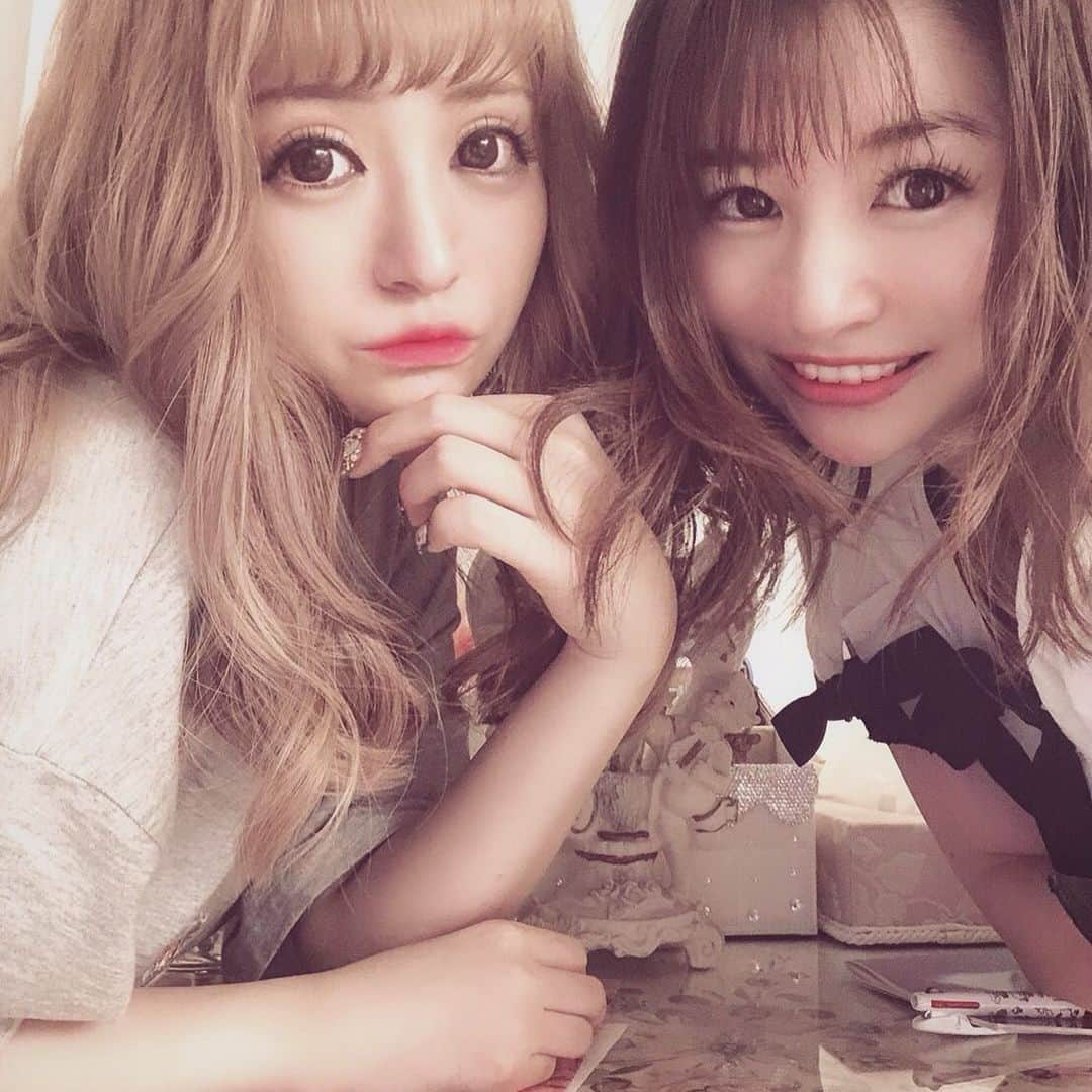清水彩子のインスタグラム：「りなちゃんのお家で仕事の打ち合わせ🏠💕 何でも話せる間柄㊙️ @rina__sakurai  何だか最近とっても充実してる😊💕 仕事が出来る事に感謝💝  #さくりな#大好き💝 #仕事好き #今日はsugarParty #新潟NEXS #お待ちしてます💕」