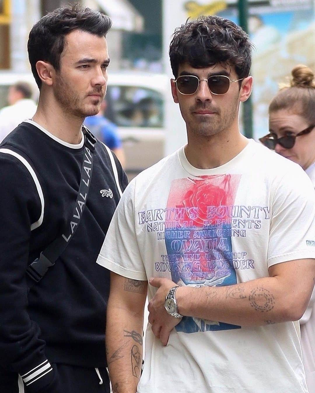 Just Jaredさんのインスタグラム写真 - (Just JaredInstagram)「@nickjonas @joejonas & @kevinjonas head to the airport after a busy day of promoting their new album “Happiness Begins!” #NickJonas #JoeJonas #KevinJonas #JonasBrothers Photos: Backgrid」6月8日 13時53分 - justjared