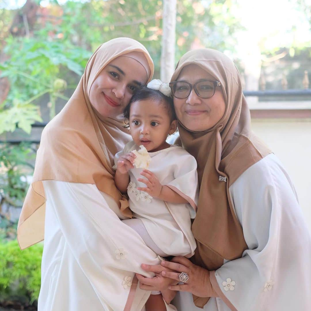 Shireen Sungkarさんのインスタグラム写真 - (Shireen SungkarInstagram)「With mama ku syggggg dan si bungsuu ❤️masyaa Allah btw udah nonton vlog terbaru sungkars family???」6月8日 13時55分 - shireensungkar