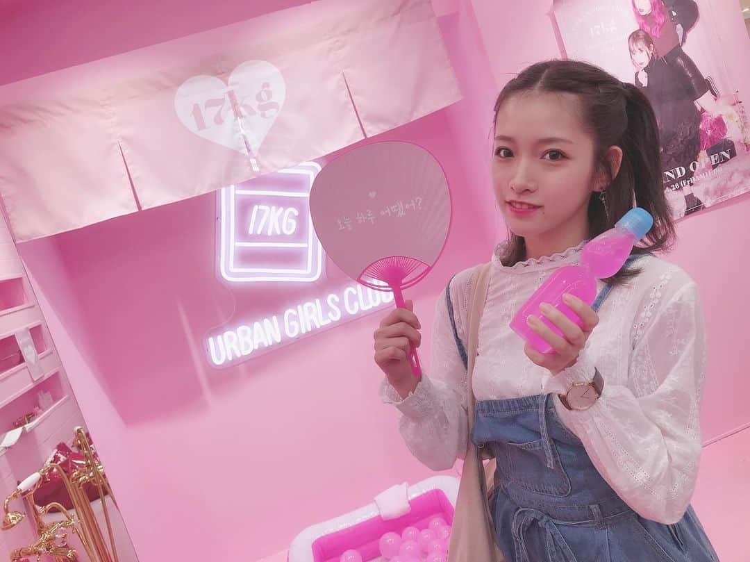 市川愛美のインスタグラム：「. 昨日は @17kg_official さんにご招待頂き ラフォーレ原宿の 「Laforet Private Party」17kgの洋服を着て行ってきました！ ピンクがテーマで、本当に可愛かった♪  ピンクのラムネも頂きました！  私のインスタにピンクは珍しいね⸜❤︎⸝‍ #ラフォーレ原宿#プライベートパーティー#17kg#原宿」