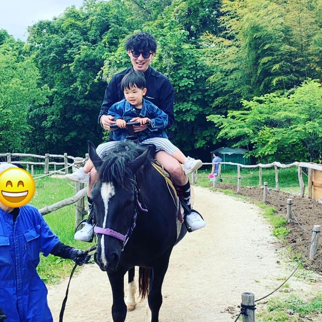 竹内寿のインスタグラム：「この前甥っ子と乗馬した！ お馬さん、お馬さんと楽しそうに乗ってる甥っ子に癒された。 また一緒にお馬さんに乗ろうね！  #甥っ子 #乗馬 #かわいい #お馬さん #また乗ろうね」