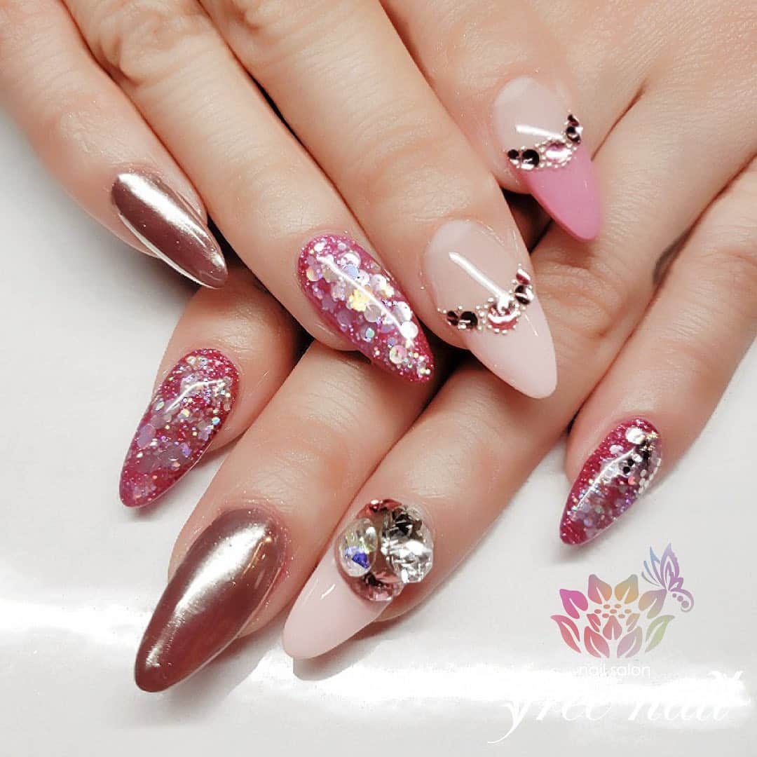 free nail フリーネイルのインスタグラム：「. お客様ネイル💅🏻🍀✨ . トレンドデザインネイル💗✨ . 美爪でオシャレさアップ☺️✨ . ご来店ありがとうございました🙇🏻‍♀️🙇🏻‍♀️🙇🏻‍♀️💗 . #ネイル #フリーネイル #ネイルアート #ジェルネイル #ネイルサロン #大阪ネイルサロン #ネイルデザイン #ネイルチェンジ #ミラーネイル #フレンチネイル #ホログラムネイル #ラメネイル #ビジューネイル #ピンクネイル #デザインネイル #シンプルネイル #トレンドネイル #大人ネイル #美爪ネイル #夏ネイル #美甲 #日式美甲 #summernails #nailsart #nailsalon #nailsdid #newnails #newnail #freenail」