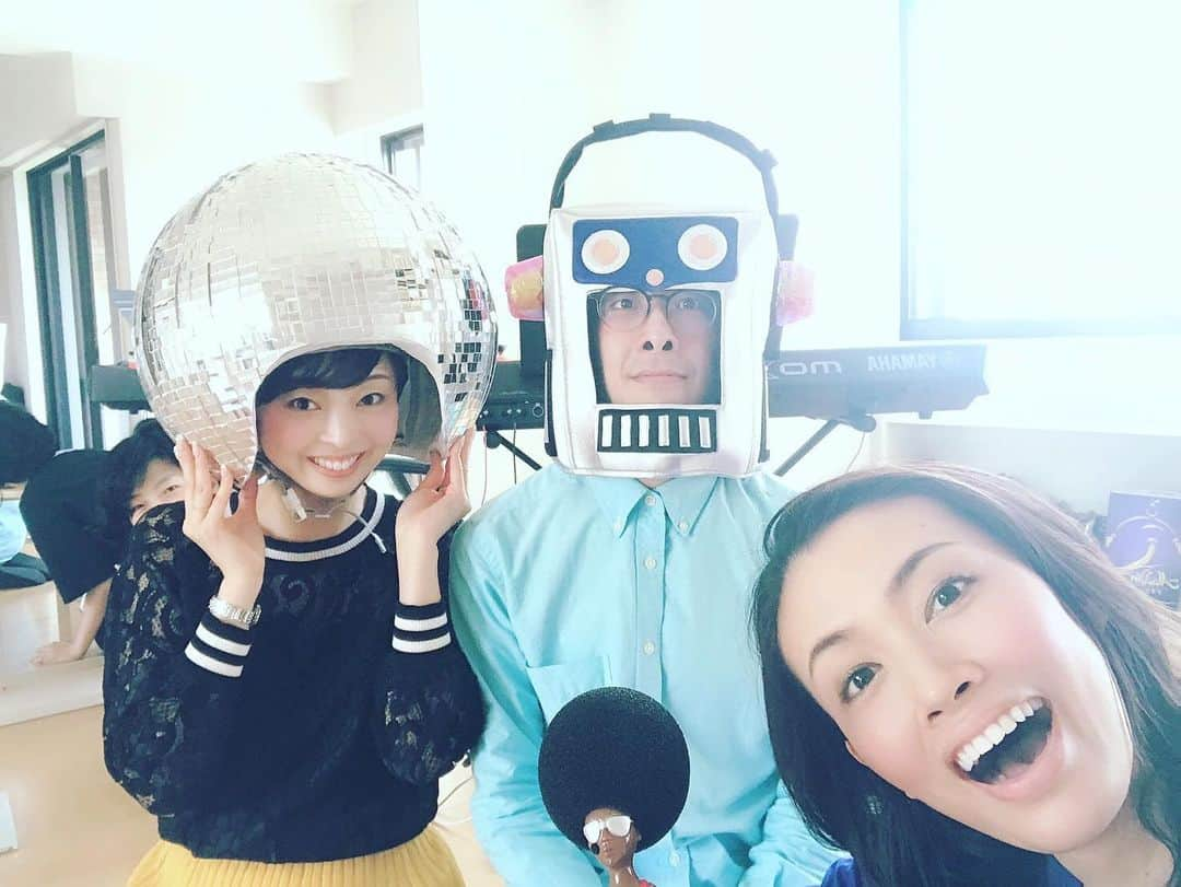 音花ゆりさんのインスタグラム写真 - (音花ゆりInstagram)「. まさこさんのサロンコンサートのお稽古も、着々と進んでおります🎵 . 念願のミラーボールを被らせてもらえて嬉しかったです✨ 輪郭との繋がりが違和感なくフィット。笑 . ロボットいっくん🤖(#伊藤辰哉 さん)とのコラボのシュールな動画を、私の陰に隠れている恥ずかしがり屋のろんろん(#岡本寛子 さん)が撮ってくれたり、まーちゃん(#十輝いりす さん)もそれを見て爆笑していたり…🤣🤣🤣 . いつだって真面目にやってます！！ もちろん本編も！！！！！ . 動画、許可が下りたらどこかで公開したい🤣 . #十輝いりす さん #サロンコンサート #伊藤辰哉 さん #岡本寛子 さん」6月8日 14時03分 - otohana.yuri