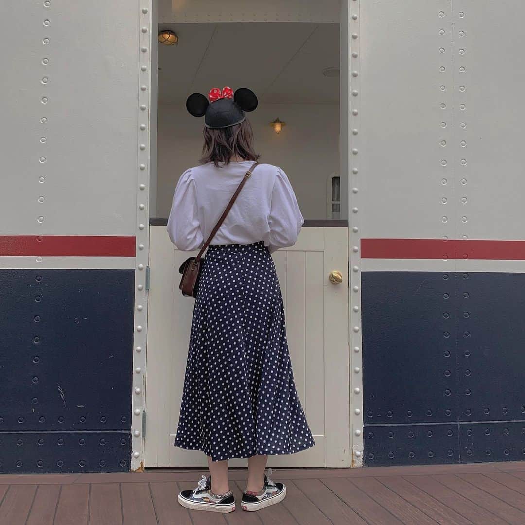 前田亜美のインスタグラム：「. . またまた #ディズニーコーデ の紹介します¨̮. . .  #ミニーちゃんコーデ , ミニーちゃん🎀を意識しました✌︎ . . シーなので、ネイビーとホワイトの組み合わせはどこで撮っても映える🙆🏻特にSeaの中だとアメリカンウォーターフロントとSSコロンビア号が合う🚢♡. . . tops・skirt… @dholic_official  shoes… @vans mickey柄 bag… 韓国で購入 （ちなみに靴下履いてます✌︎笑）. .  #みんなもよかったら真似してみてね #ディズニーコーデ #Disney #ディズニーシー #DisneySea  #姉妹ディズニー #友達ディズニー #デート  #私服 #ami私服  #シミラールック #双子コーデ  #シミラールック #リンクコーデ #シミラールックディズニー」