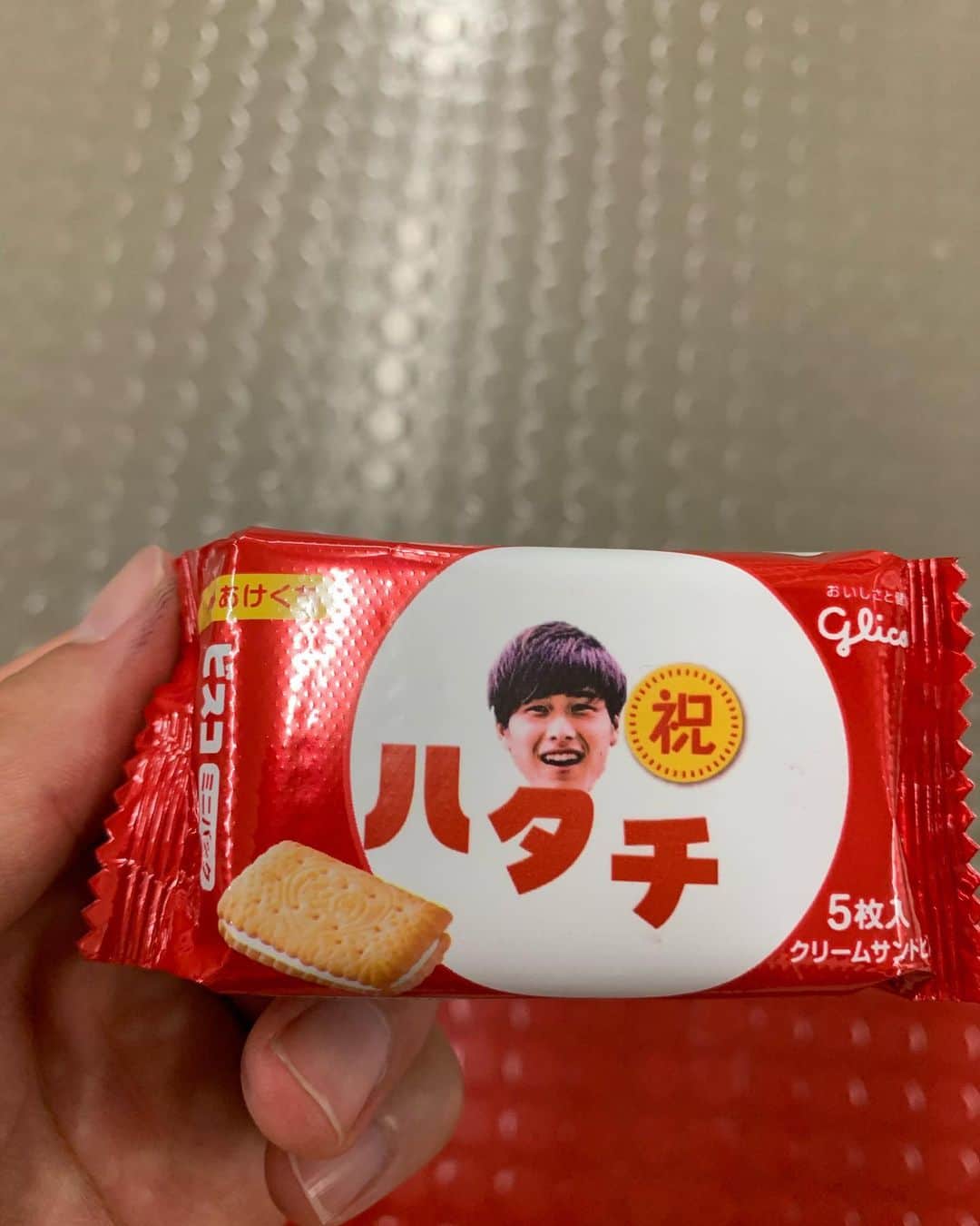 のインスタグラム：「サポーターの方にもらいました😁 ありがとうございます😊 このオリジナルビスコなかなか面白い🤣 でも、ちょっとこの顔太ってない？笑  #ビスコ #オリジナル #橋岡大樹」