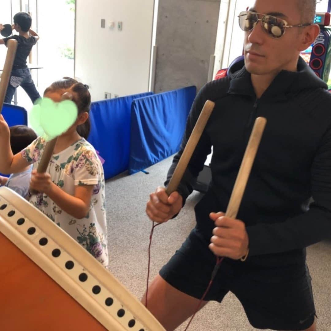 市川海老蔵 （11代目）さんのインスタグラム写真 - (市川海老蔵 （11代目）Instagram)「* Drum master game - I was very serious!  太鼓の達人。 真剣に参加。 押忍！  #市川海老蔵 #海老蔵 #成田屋 #歌舞伎  #ABKAI #ABMORI #ebizoichikawa #ebizo #kabuki #thunderparty  #classic」6月8日 14時17分 - ebizoichikawa.ebizoichikawa