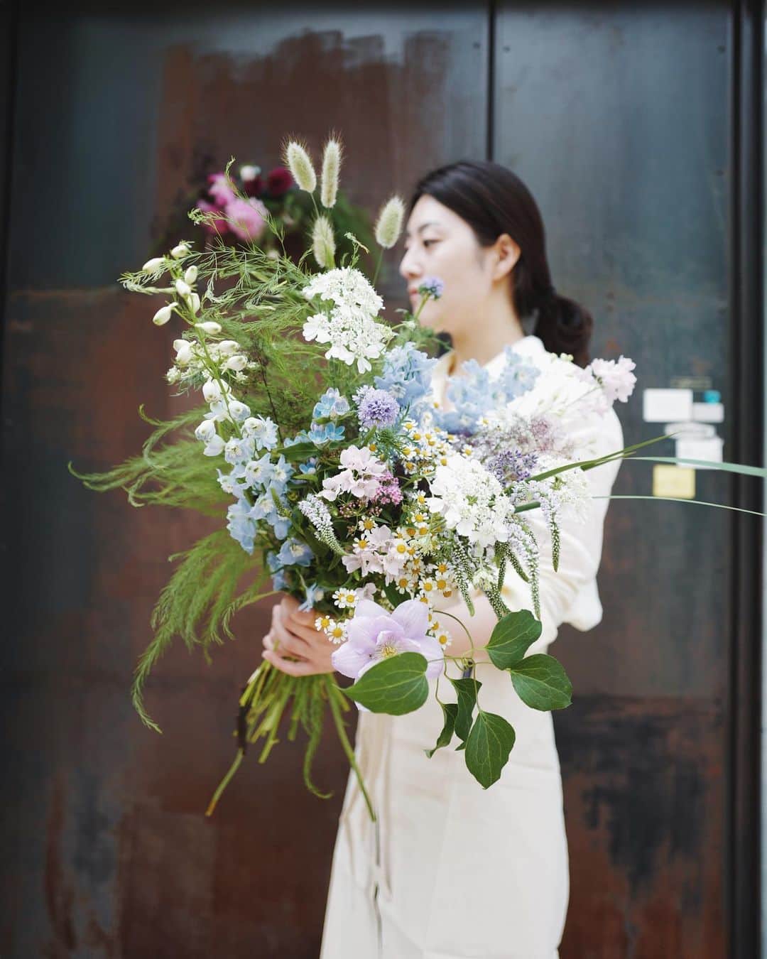 JF flower Shopさんのインスタグラム写真 - (JF flower ShopInstagram)「매주 여수에서 올라오는 민현씨 🐳🦋🐬 Jf flower shop. . . . .#2019jfflowershop #jfflowershop #flower #florist #floral #flowerlesson #koreanflorist #flowerstagram  #koreanflower  #웨딩부케 #플로리스트 #플로리스트수업 #핸드타이드  #범계플라워레슨 #꽃꽂이 #플라워레슨 #꽃꽂이수업 #안양꽃집 #범계꽃집 #평촌꽃집 #과천꽃집 #인덕원꽃집 #동편마을꽃집 #포일동꽃집 #내손동꽃집 #의왕꽃집 #花#花艺#」6月8日 14時14分 - jfflowershop