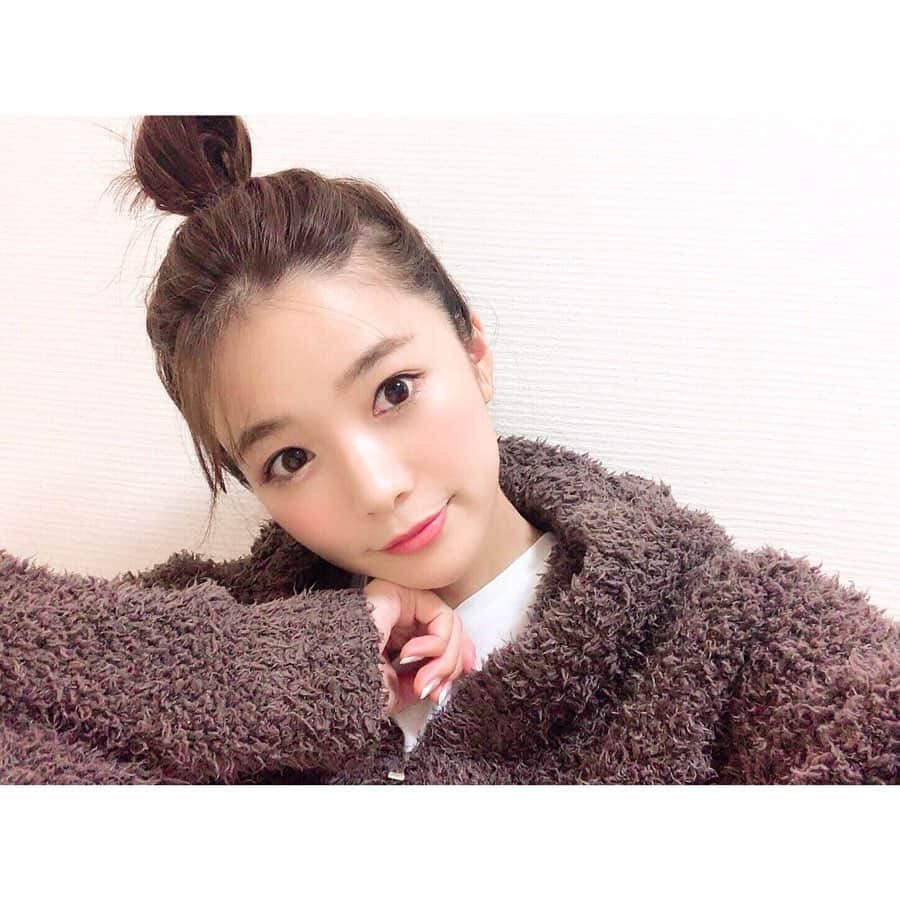 川村茉由さんのインスタグラム写真 - (川村茉由Instagram)「20代後半になって 美白という言葉に敏感に😣 POLAの肌診断でも1番 気になるのは"潜在シミ"と 出てしまったので、 今は美白ケアをとことん。 * 美白の基礎化粧品プラス、 2週間に1回、最低月1で @omotesando.nagoya で 白玉注射✨ あとは内服薬で トラネキサム酸、シナール。 さらに日差し浴びる日は ヘリオケア飲んでます💊 * 焼けちゃったとしても シミにならないように…予防。 * 年齢重ねると少しずつだけど くすみやすくなってきて😭 早めのうちからケア🥺🙌 * (ちなみにトラネキサム酸は 喉にも効く薬なんだけど、 これ飲み始めてから、 風邪ひいても1度も声かれたこと ないです🙌 声使う仕事なのでとてもいい💊) #skincare #innercare #beauty #happy #love #like #nagolic #スキンケア #インナーケア #白玉注射 #白玉点滴 #美白ケア #トラネキサム酸 #ヘリオケア」6月8日 14時26分 - mayupi_k