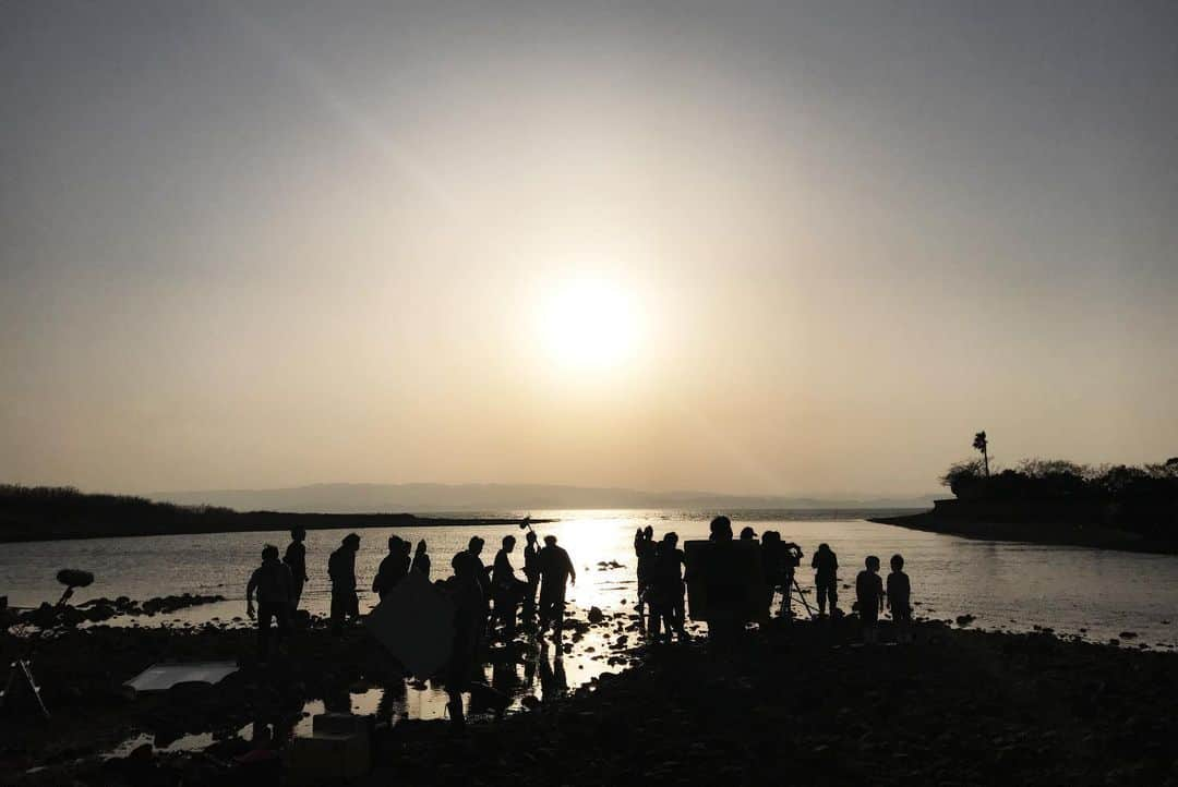 井浦新さんのインスタグラム写真 - (井浦新Instagram)「今年の夏至は長崎で過ごします 夕日が綺麗なところだから こはく色に染まるにはもってこいの日です  映画【こはく】 長崎先行上映初日舞台挨拶  日程：６月２１日（金） ●舞台挨拶登壇 井浦新／大橋彰（アキラ100％）／遠藤久美子／塩田みう／横尾初喜（監督） ●会場・時間 【ユナイテッド・シネマ長崎】 １２：０５の回（上映後舞台挨拶） １４：５０の回（上映前舞台挨拶）  そして 【ＴＯＨＯシネマズ長崎】 １５：５５の回（上映後舞台挨拶） １８：４０の回（上映前舞台挨拶）  日程：６月２２日（土） ●舞台挨拶登壇 井浦新／大橋彰（アキラ100％）／遠藤久美子／横尾初喜（監督） ●会場・時間 【シネマボックス太陽】 ９：３０の回（上映後舞台挨拶） １２：１５の回（上映前舞台挨拶）  長崎を巡りながら撮った作品なので 生まれた地からこの映画は飛んでゆきます この機会に是非 こはく体験をしにいらして下さい #映画こはく #横尾組 #長崎 #佐世保 #長崎先行上映 #初日舞台挨拶」6月8日 14時24分 - el_arata_nest