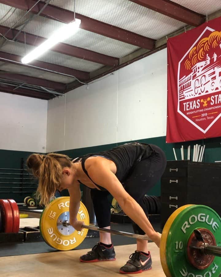 マッティ・ロジャーズのインスタグラム：「Normally I would show you something a little more exciting, but for whatever reason my camera picked up my wheezing over basically every other sound & that’s a much more accurate representation of how I felt today. My very first work set of snatches this morning.... a set of 4 @roguefitness @tssbarbell」