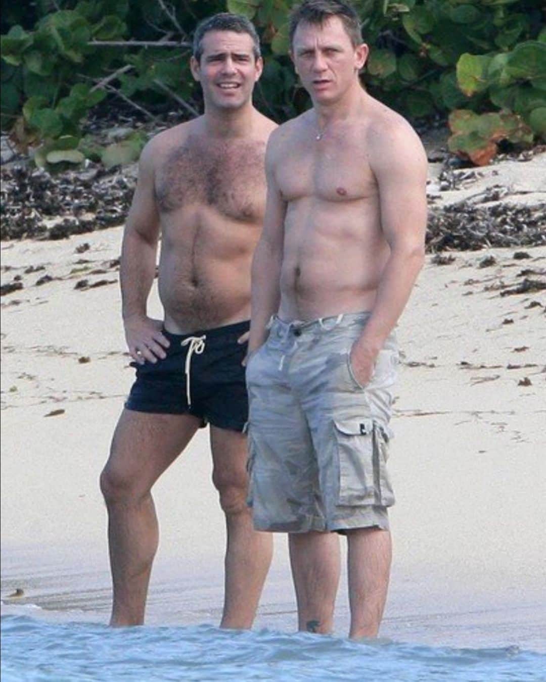 アンディー・コーエンさんのインスタグラム写真 - (アンディー・コーエンInstagram)「sticking my stomach out on a beach with Mr. Bond #blackhair #FBF ☀️」6月8日 5時26分 - bravoandy