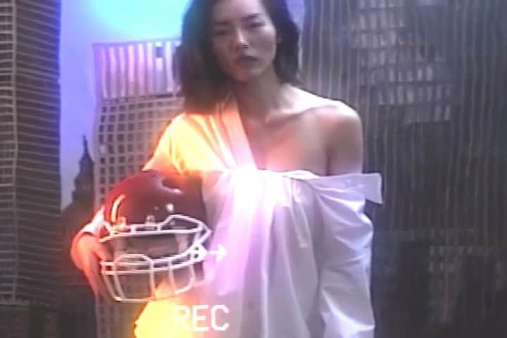 アレキサンダー・ワンのインスタグラム：「#AmericanDream 🇺🇸: What REALLY happens in the minutes before our #Collection12020 show with icons of our finale. TOUCHDOWNNNNN. It’s @liuwenlw! ⠀⠀⠀⠀⠀⠀⠀⠀⠀ Director: @lilmami_lani Music: "Clap Clap" by @miss.blanks」