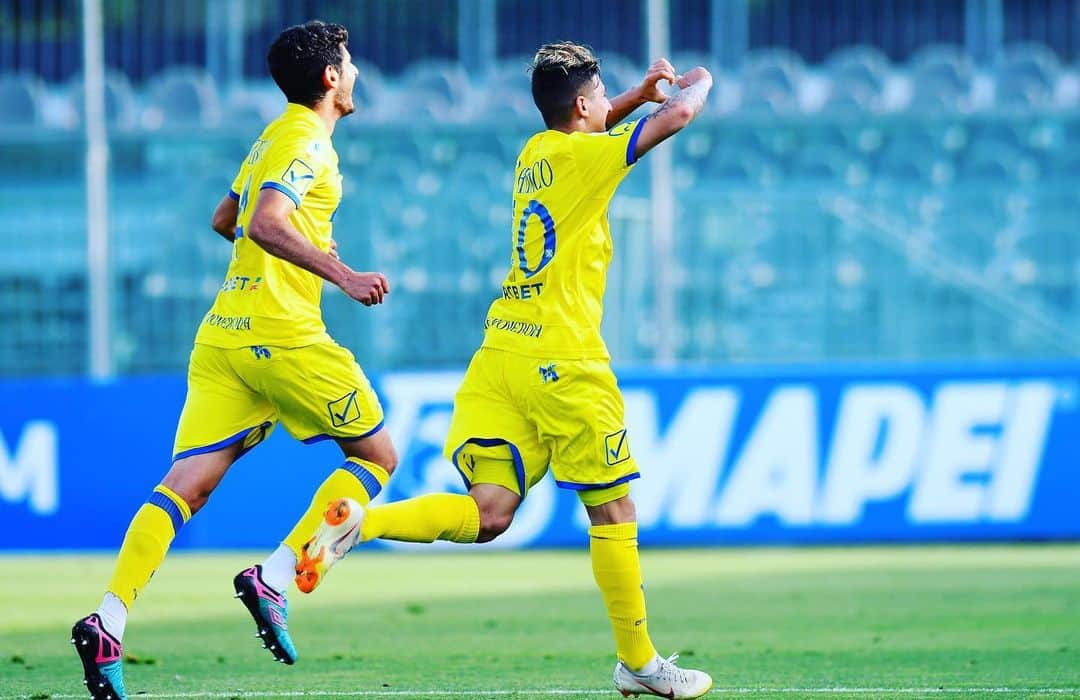 ACキエーヴォ・ヴェローナさんのインスタグラム写真 - (ACキエーヴォ・ヴェローナInstagram)「📷 Le foto di #RomaChievo #FinalEight #PrimaveraTim 💛💙💪💪💪 #together #youth #lagentecomenoinonmollamai #forzaChievo #calcio #seriea」6月8日 5時54分 - acchievoverona