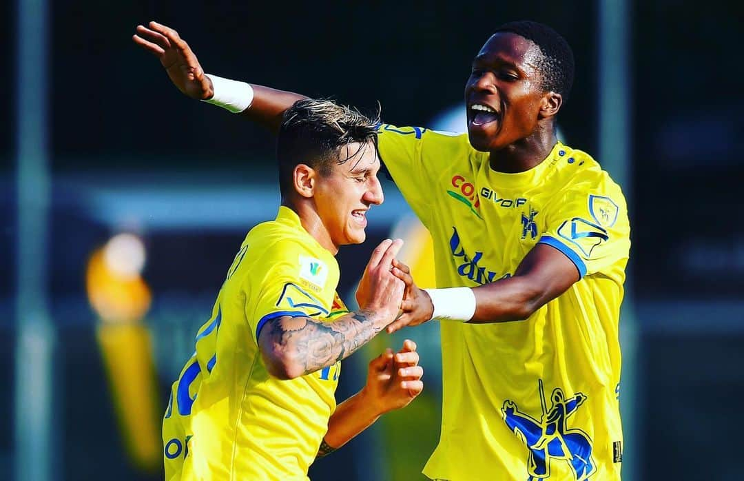 ACキエーヴォ・ヴェローナさんのインスタグラム写真 - (ACキエーヴォ・ヴェローナInstagram)「📷 Le foto di #RomaChievo #FinalEight #PrimaveraTim 💛💙💪💪💪 #together #youth #lagentecomenoinonmollamai #forzaChievo #calcio #seriea」6月8日 5時54分 - acchievoverona