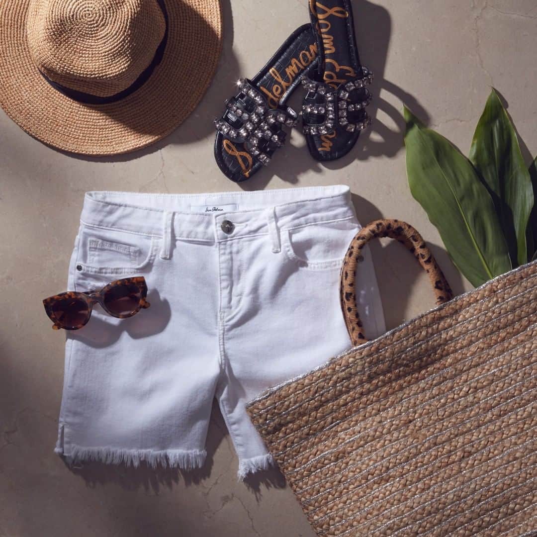 サムエデルマンのインスタグラム：「Perfect beach day accessories 🏖 our Bay Embellished Slide, Lotus Short, Gloria tote, and Cateye Logo sunglasses」