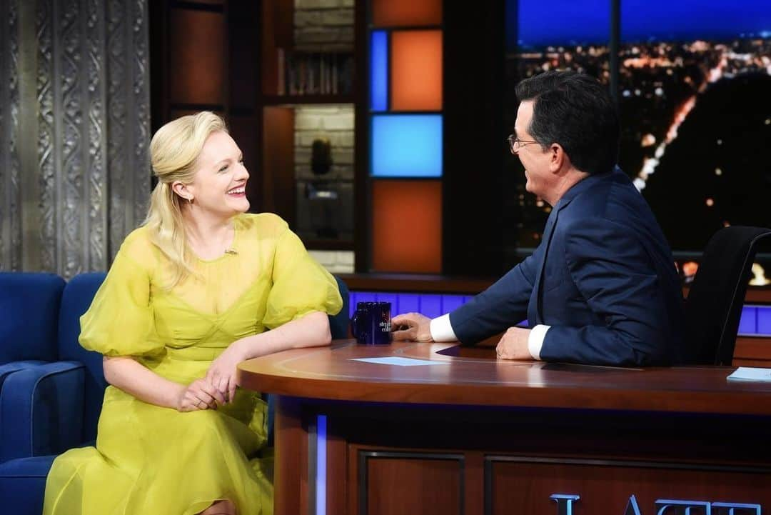 エリザベス・モスさんのインスタグラム写真 - (エリザベス・モスInstagram)「Who do you thinks better at crying on cue, me or @stephenathome? Tune in tonight to find out... 😥 @colbertlateshow #thehandmaidstale」6月8日 5時58分 - elisabethmossofficial