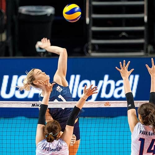 USA Volleyballさんのインスタグラム写真 - (USA VolleyballInstagram)「@usavwnt has a stacked @FIVBVolleyball #VNL schedule this coming week in China with four of the top five teams battling in a round-robin pool June 11-13, and the Americans will compete with three players making their 2019 VNL debuts. For the roster and preview, visit www.usavolleyball.org.」6月8日 5時58分 - usavolleyball
