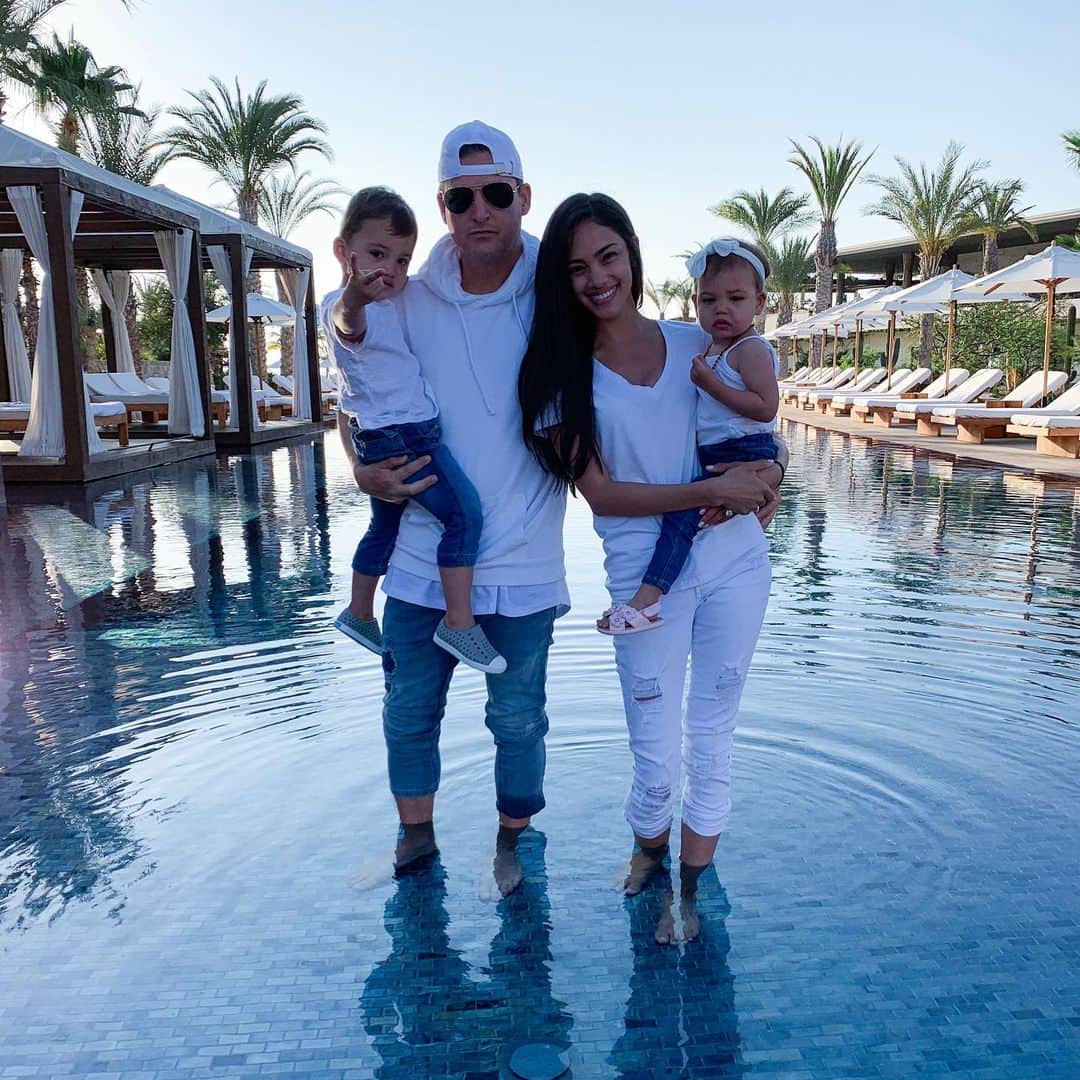 ロブ・ディアデックのインスタグラム：「Thankful for a relaxing week of sun and fun with my wonderful family. With all the hustle and chaos of life at home, it was so nice to spend all day, each day together. Never fully understood how vacations are an amazing time to bond as a family until now. Of course no better way to document than matching outfits. ☀️☀️☀️☀️🏝🏝🏝🏝❤️❤️❤️❤️」