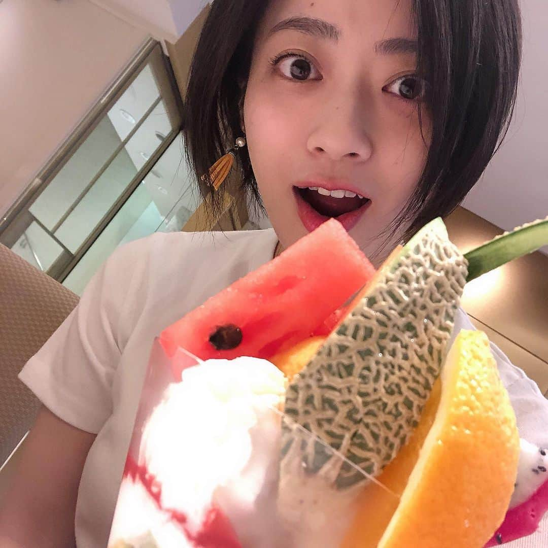 高畠麻奈さんのインスタグラム写真 - (高畠麻奈Instagram)「フルーツパフェ越し🍓🍈🍊 フルーツパーラーに惹かれる、パフェが絶品✨✨ #渋谷#西村フルーツパーラー#フルーツパフェ#美味#食べるの大好き#食いしん坊#fruit#parfait#delicious#actress#shorthair」6月8日 6時00分 - mana_724