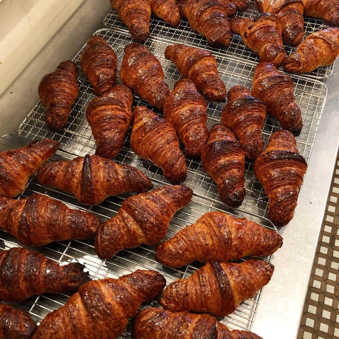 CHIPPRUSONのインスタグラム：「スペルト全粒粉を30%配合したスペルト小麦100 + 粗挽きアーモンドが入ったスペシャルなクロワッサンが焼けました。古代小麦と天然酵母の組み合わせでも、一応発酵はするんやなぁ… なかなかチャレンジャーなレシピになったよなぁ、と自我自賛😆お砂糖はきび糖、バターはよつ葉の自然派ラインのものを、アーモンドが入る分少し控えめに… 原種の小麦の濃厚な旨味と自家製天然酵母とバターが混ざった素晴らしい香りを堪能してくださいませ。まさに、どこにも売ってないクロワッサン出来ました。本日、環の市にてお待ちしております🎵」
