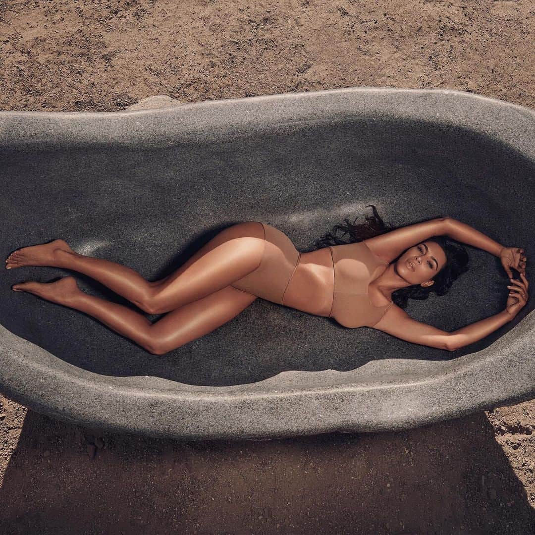 キム・カーダシアンさんのインスタグラム写真 - (キム・カーダシアンInstagram)「My ultimate body perfecting secret is launching to @kkwbeauty on 06.21.19 ✨ Can you guys guess what it is? Photo by Vanessa Beecroft」6月8日 6時02分 - kimkardashian