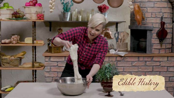 ハナー・ハートのインスタグラム：「Can you believe we're already halfway through Edible History? This week, I'm making 500-year-old ice cream! Tune in on Sunday, at 8am PST on @buzzfeedtasty for a brand new episode of Edible History! Woo!」