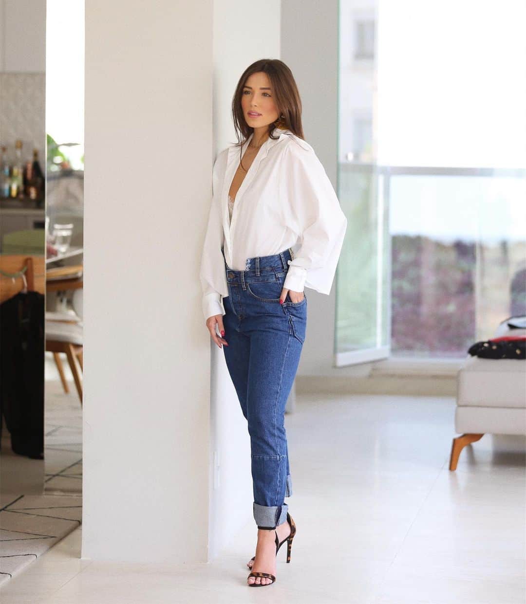 Mariana Sampaioさんのインスタグラム写真 - (Mariana SampaioInstagram)「Aquele clássico jeans e camisa branca! look todo @oqvestir (meu código 10% MARISAMPAOQV10). por @thiagosetra | foto @telma_terra」6月8日 6時17分 - mariana