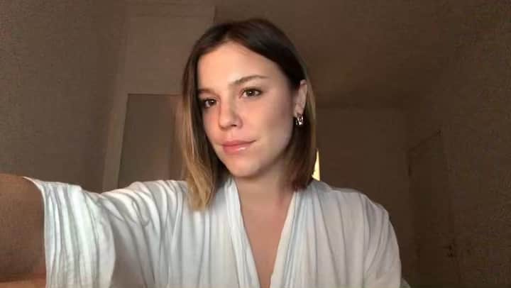 Alice Wegmannのインスタグラム：「OBA! 🌟 50% de desconto nos produtos da linha DoveDay2 usando meu código especial ALICEDAY2 no link aqui embaixo (e nos stories)! agora seus dias sem lavar o cabelo podem ficar ainda melhores :) aproveita, gente!!! é por pouco tempo! depois posta uma fotinha ou stories com a hashtag #MeuMelhorDay2 pra eu acompanhar e saber como é o Day2 de vocês 😍 #CabelosLindosSemLavar #publi @dove https://loja.allthingshair.com/busca?q=dove+day+2」