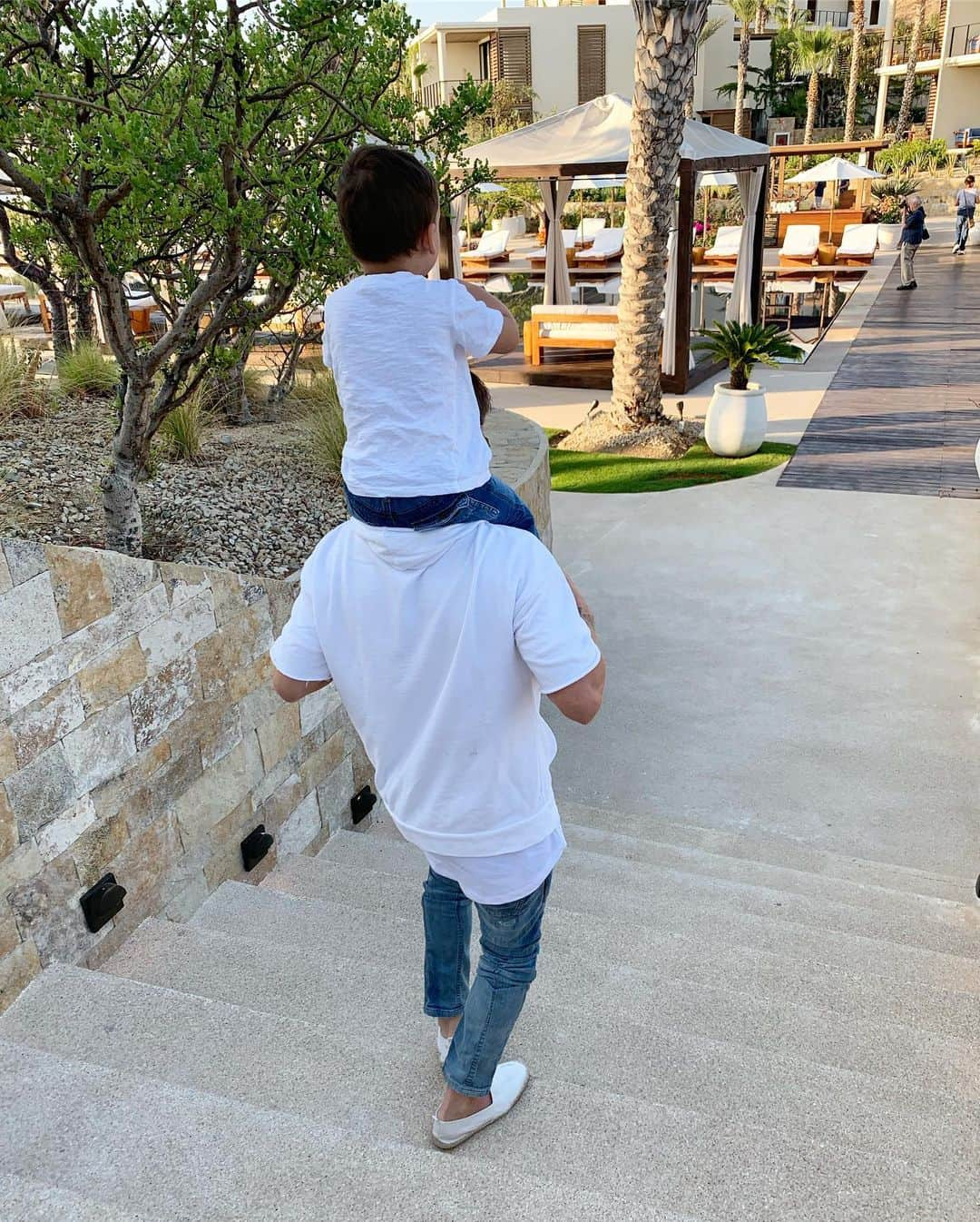 ロブ・ディアデックさんのインスタグラム写真 - (ロブ・ディアデックInstagram)「Kodah Dash pushed the “Horsey “ ride limit this week in Cabo. Not sure he even walked anywhere this entire vacation. It’s just hard to deny when he says “ Dada, Howsey Whiiide Pweeaase”」6月8日 6時14分 - robdyrdek