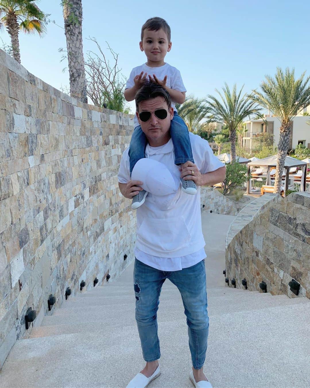 ロブ・ディアデックのインスタグラム：「Kodah Dash pushed the “Horsey “ ride limit this week in Cabo. Not sure he even walked anywhere this entire vacation. It’s just hard to deny when he says “ Dada, Howsey Whiiide Pweeaase”」