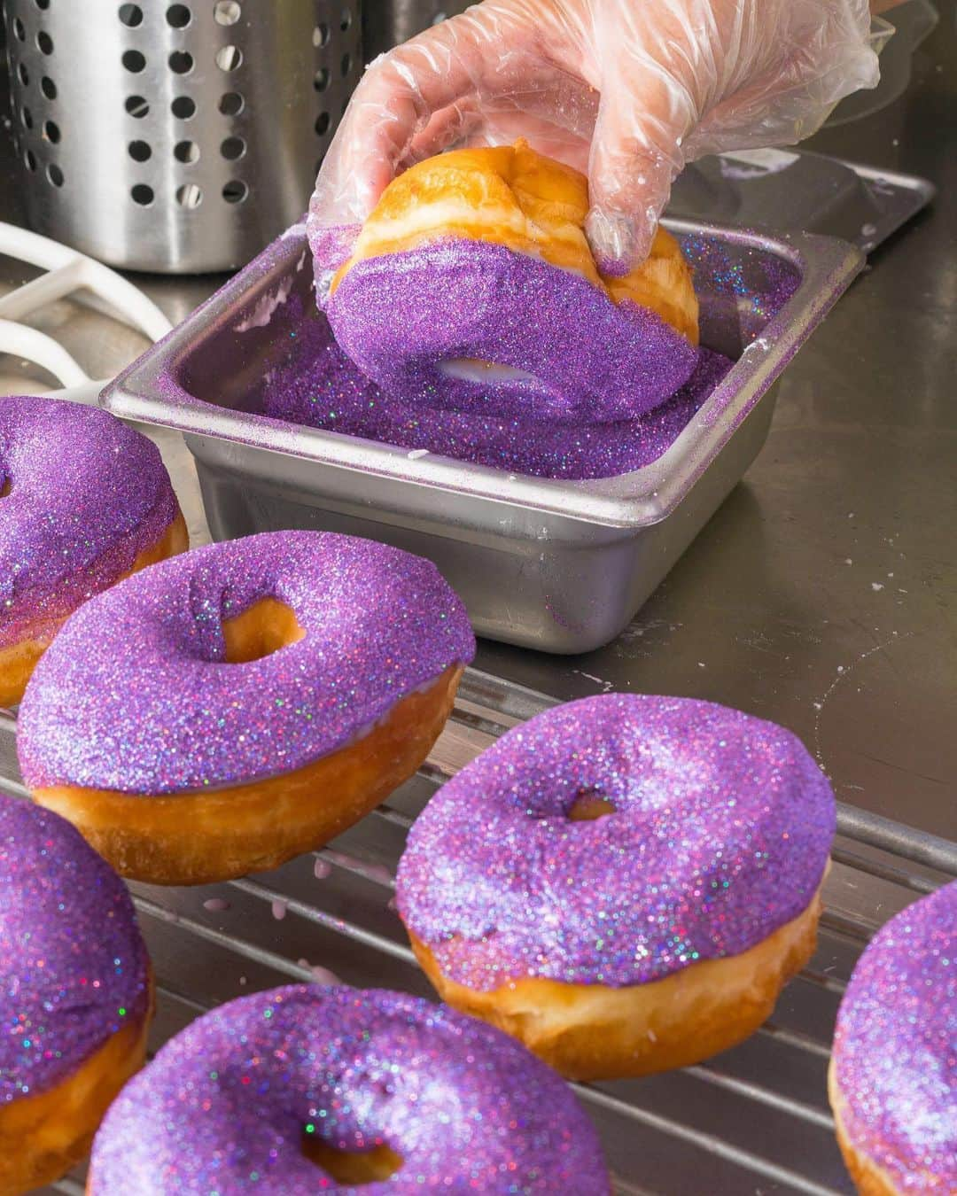 TIME Magazineさんのインスタグラム写真 - (TIME MagazineInstagram)「Glitter covered doughnuts, designed as a tribute to late singer Selena Quintanilla-Pérez, are made at Donas donut shop in Downey, Calif. Local shops are a quintessential part of life in Southern California, a #food culture fostered largely by Cambodian immigrants. Many Cambodians who fled the Khmer Rouge and arrived to America in the 1970s and 80s built up an industry around the iconic American treat in the state. Through a personal project, Colorado-based photographer Theo Stroomer has explored the history of the #🍩 and its relation to Los Angeles, where doughnut shops are aplenty. (L.A. County is home to at least 680 doughnut shops, according to @latimes). Read more, and see more pictures on this #NationalDoughnutDay, at the link in bio. Photograph by @theostroomer」6月8日 6時15分 - time