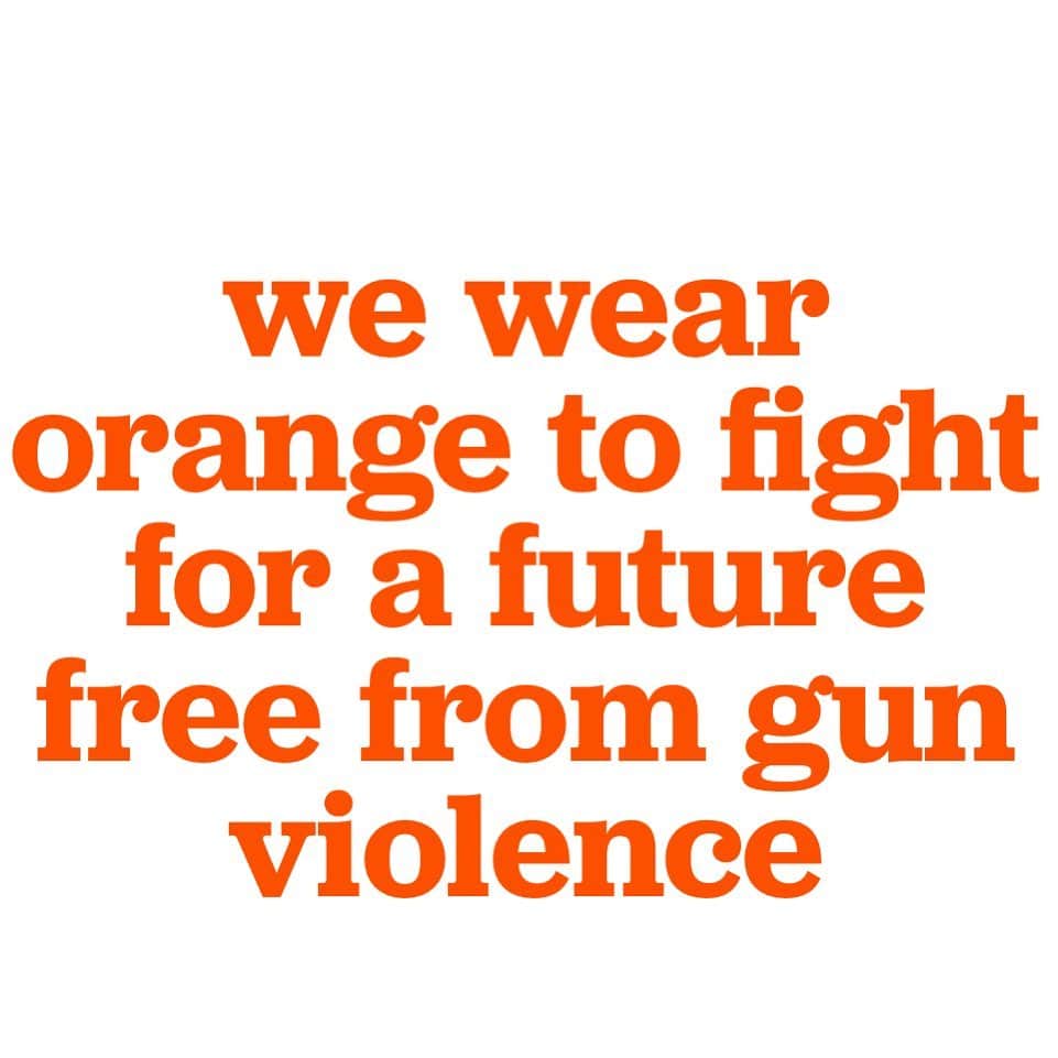 クレア・コフィーのインスタグラム：「🧡🧡🧡🧡🧡 @everytown」