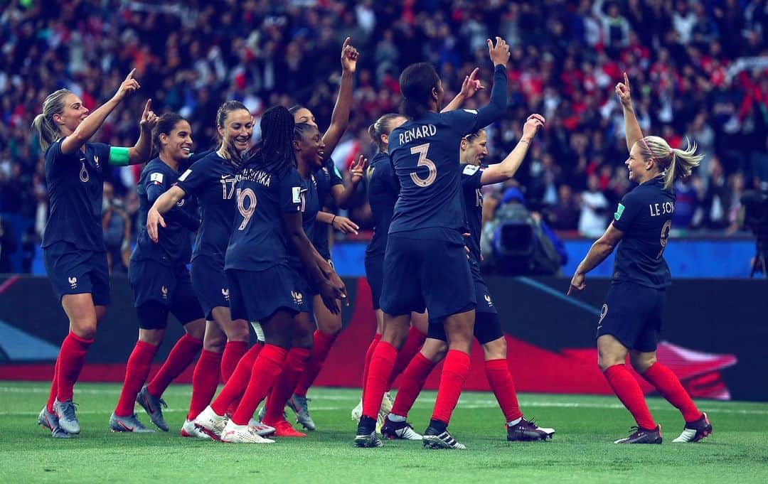 FIFAワールドカップさんのインスタグラム写真 - (FIFAワールドカップInstagram)「Quelle soirée ! 👌 What a night! The perfect start for 🇫🇷 @equipedefrance . #FIFAWWC #DareToShine #FRAKOR #Paris #ParcDesPrinces #fiersdetrebleues」6月8日 6時18分 - fifaworldcup