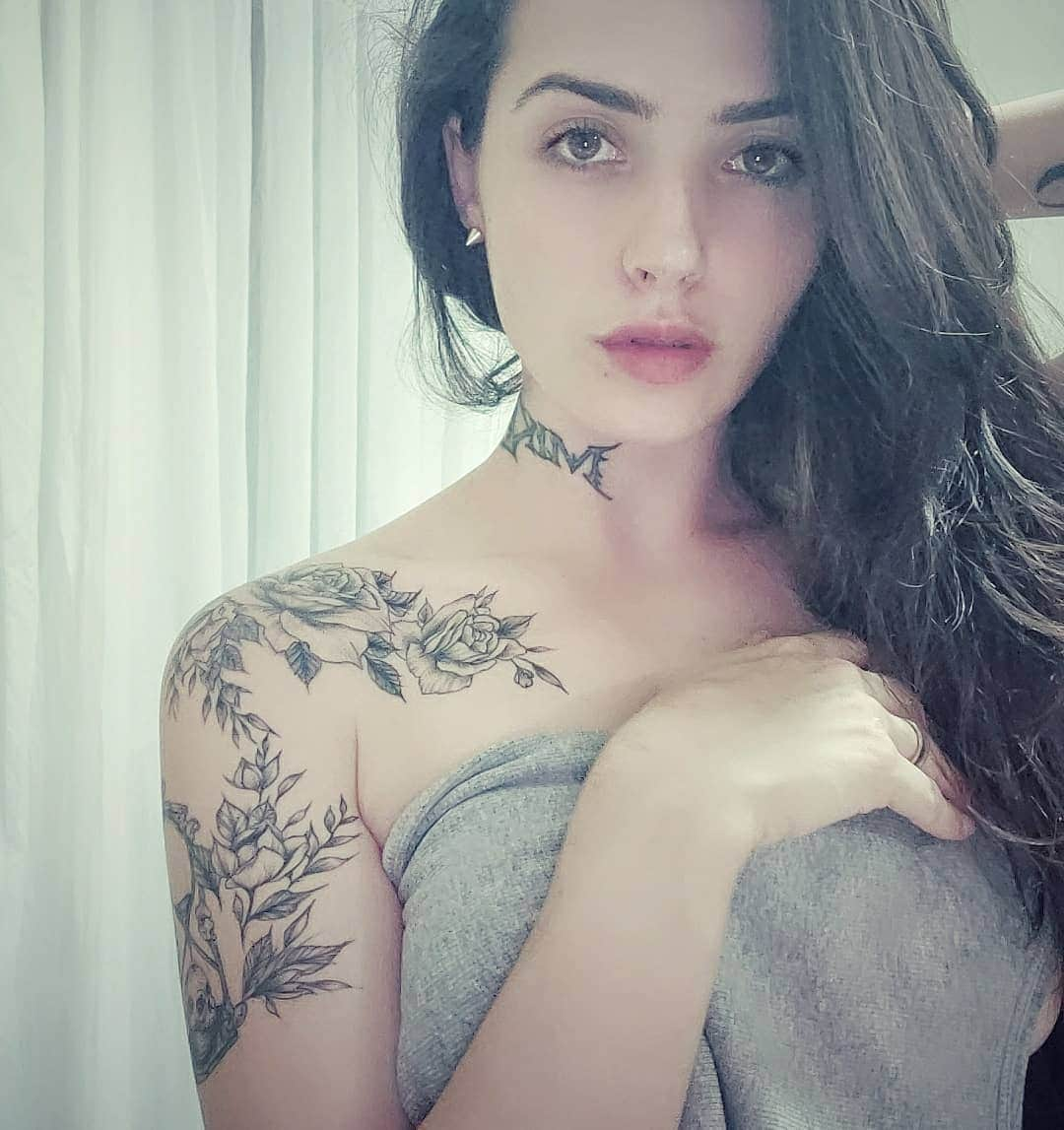 Anna Vargasさんのインスタグラム写真 - (Anna VargasInstagram)「Minha tattoo ainda nem tá finalizada e eu já tô ME ACHANDOOO!! O artista que tá criando o desenho e fazendo a tatuagem é o @scopellikus . Sempre amei o traço dele, o estilo de desenho meio dark que ele fazia e, quando soube que ele estava tatuando já quis logo agendar um horário. Além de super talentoso e dedicado ao que faz pra evoluir sempre, o Scopellikus e eu temos vários gostos em comum, tipo estilo musical, e aí as sessões de tatuagem se tornam quase uma terapia! (Ou talvez um ensaio de rock n roll🤔). É ele quem vai rabiscar todo o meu braço e mais algumas ideias que a gente tá conversando... Porque quem gosta de tatuagem é assim, né? A gente sempre tá pensando na próxima! 😆 E você? Também curte tatuagem? Qual será o seu próximo rabisco? Quem é o seu tatuador favorito? . . . . . #tattoo #tattoogirls #flowertattoo #tatuagem #tatuador #tattoomodel #tattoos #tattedgirls #tatted」6月8日 6時27分 - myst.shots