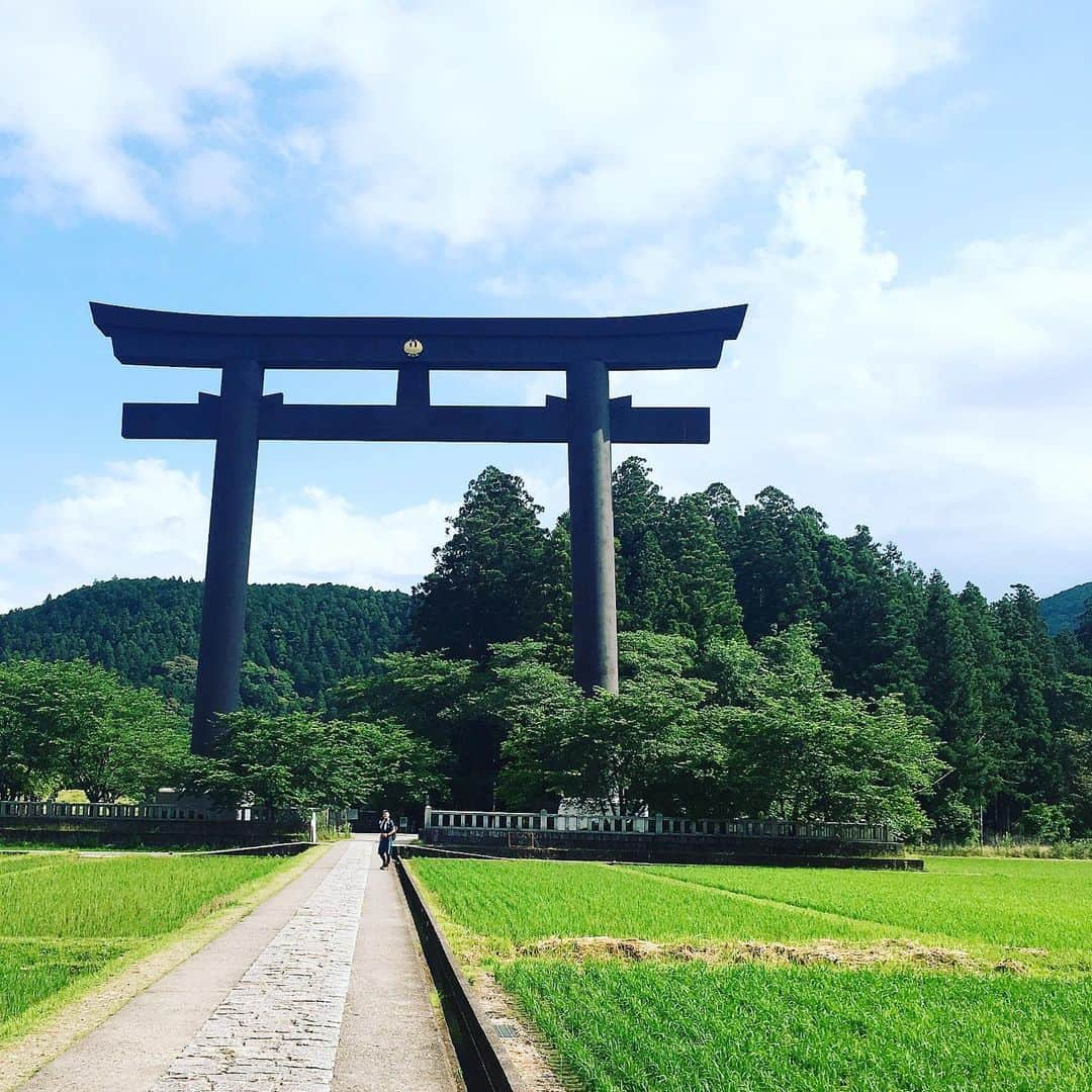 田中千絵さんのインスタグラム写真 - (田中千絵Instagram)「大斎原の大鳥居にて。  古代の人々は、 ここを抜けた先にあった 熊野本宮大社旧社地のお参りをした際に、 涙をながしたとか。  私もこの大鳥居までの道で、 鳥肌が立ち、 なんだかわかりませんが、 涙が出そうなほどの パワーを感じずにはいられませんでした。  38キロにわたる 熊野本宮大社までの険しい道のり。 歩いてみて本当によかった！  また、必ず来ます！⛩ . . . 終於到了大齊原。  聽說古時候的人經過這裡來到熊野本宮舊社地時， 流著眼淚拜神。  走在這條往大居鳥路上時的我， 全身起雞皮疙瘩， 這裡的氣場強大到讓我莫名地很想哭的衝動。  一路走到熊野本宮， 總共有了38公里的艱辛路程， 雖然很辛苦，但真的很值得！  我一定會再來的！⛩ . . . #大斎原 #おおゆのはら  #熊野本宮大社旧社地大斎原  #世界遺産 #worldheritage  #熊野古道 #熊野古道中辺路  #日本 #japan #和歌山県 #wakayama #運動旅行  #台北と東京の生活 #中国語」6月8日 6時29分 - chietanaka817