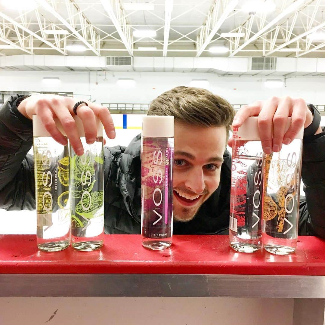 アレクサンダー・ジョンソンのインスタグラム：「The Swede in me is crying, but dang, Norway you sure hit the nail on the head with this one. Artesian water done right. Thanks for the gift @vossworld」